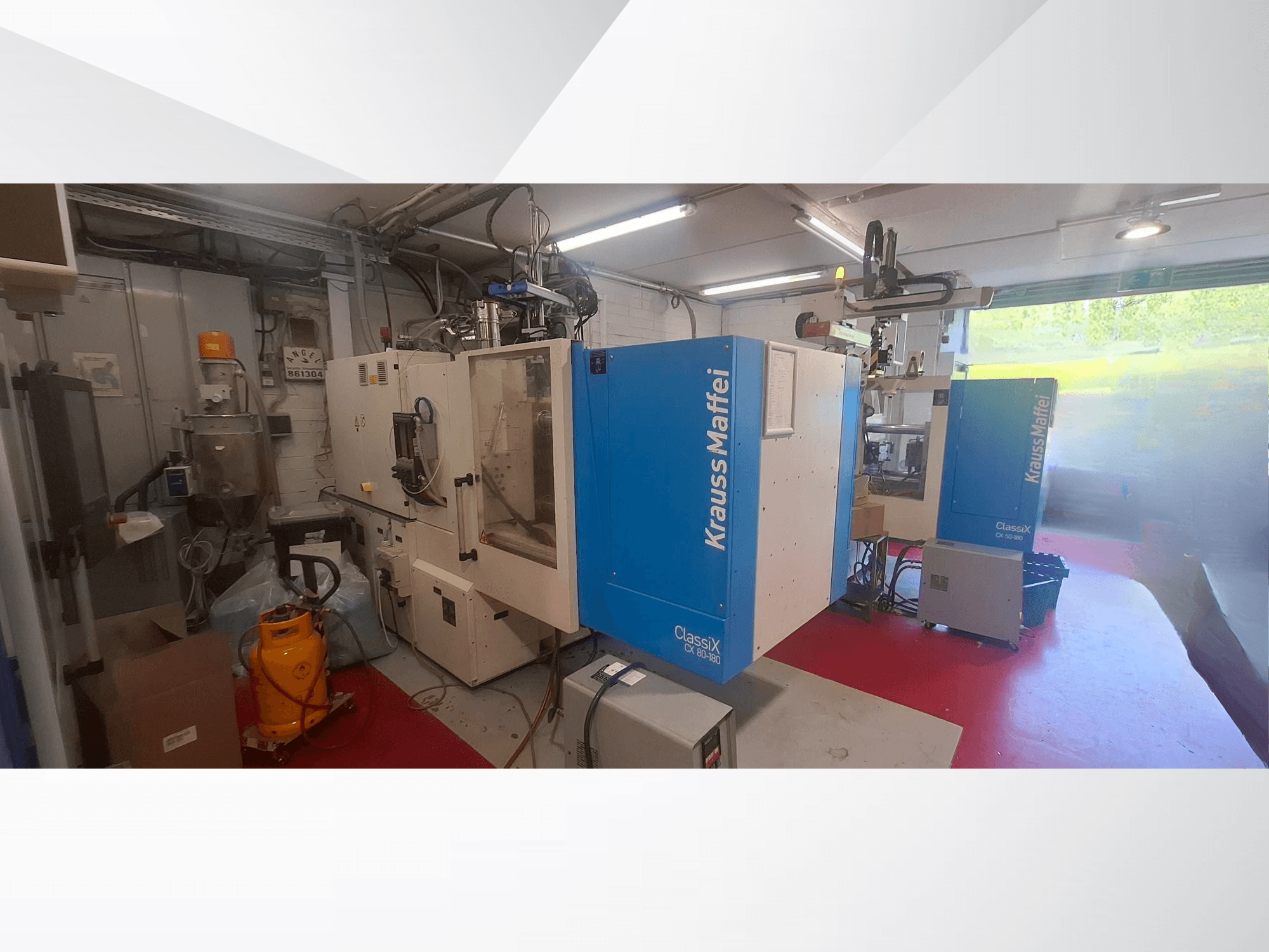 Presse à injection hydraulique Krauss Maffei CX 80-180, vue de face, dans un environnement industriel, entourée d'équipements.