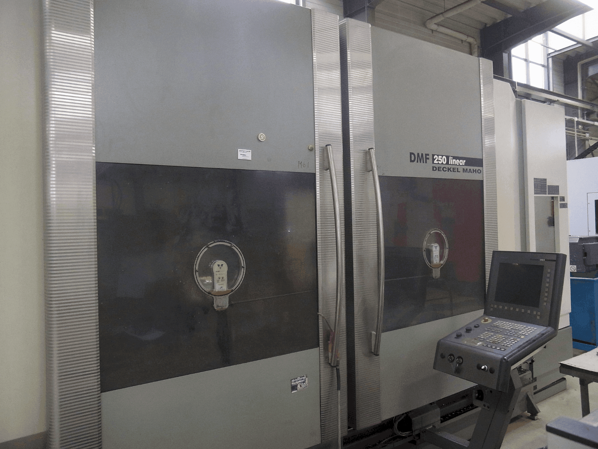 Vue de face de la machine DECKEL MAHO DMF 250 linear