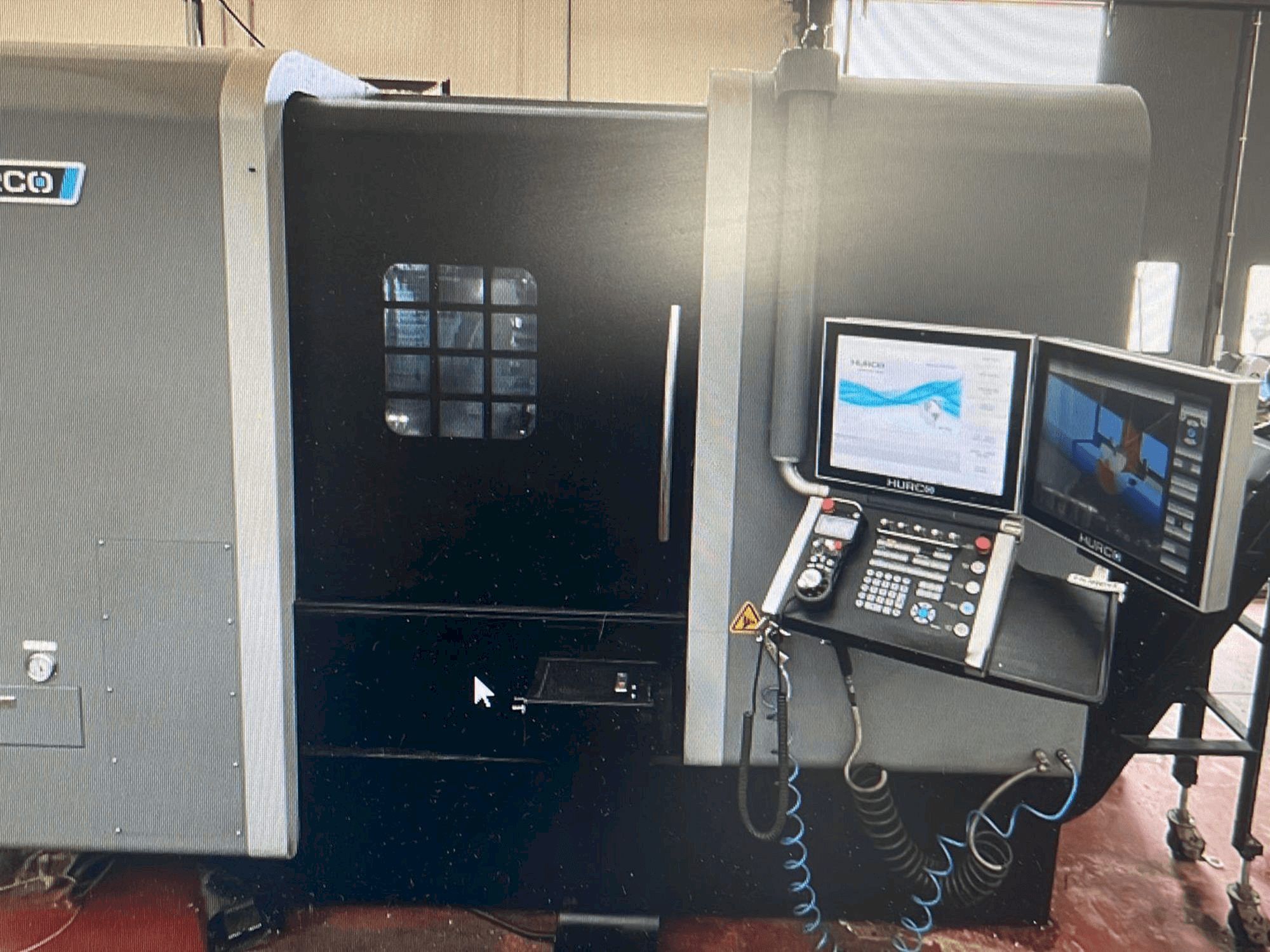 Vue de face de la machine Hurco TMX8MYSi