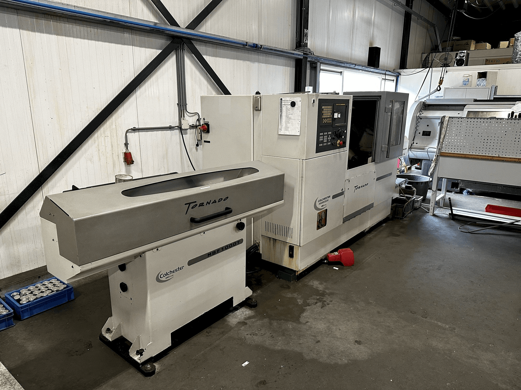 Vue de face de la machine Colchester Tornado T2