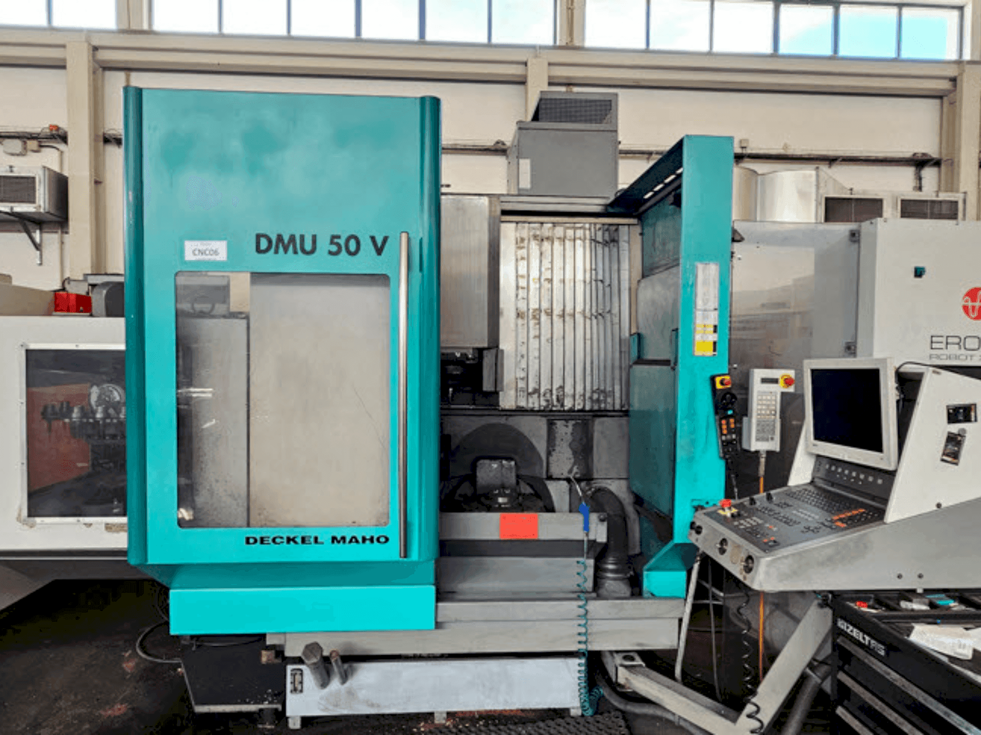 Vue de face de la machine DECKEL MAHO DMU 50V