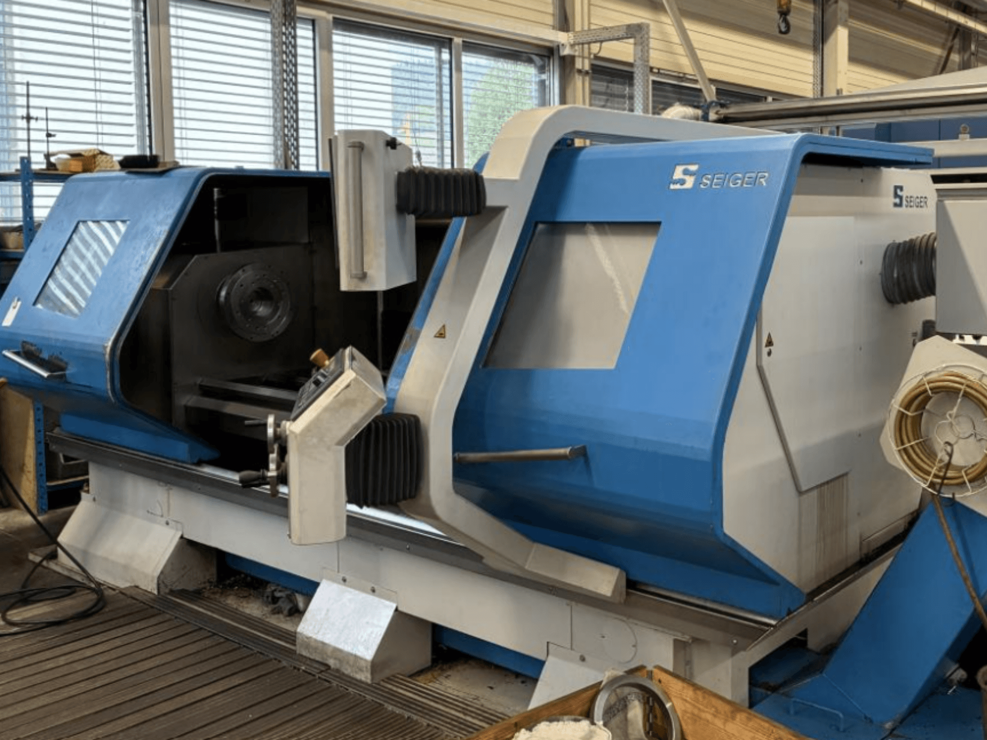 Tour horizontal SEIGER SLZ-620E, vue de face montrant le panneau de commande et la zone de la broche principale.