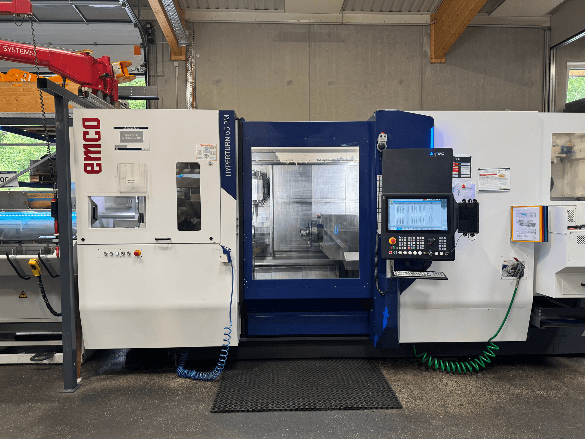 Machine EMCO Hyperturn 65 PM, vue de face, montrant le panneau de commande, la zone de la broche et les caractéristiques opérationnelles.