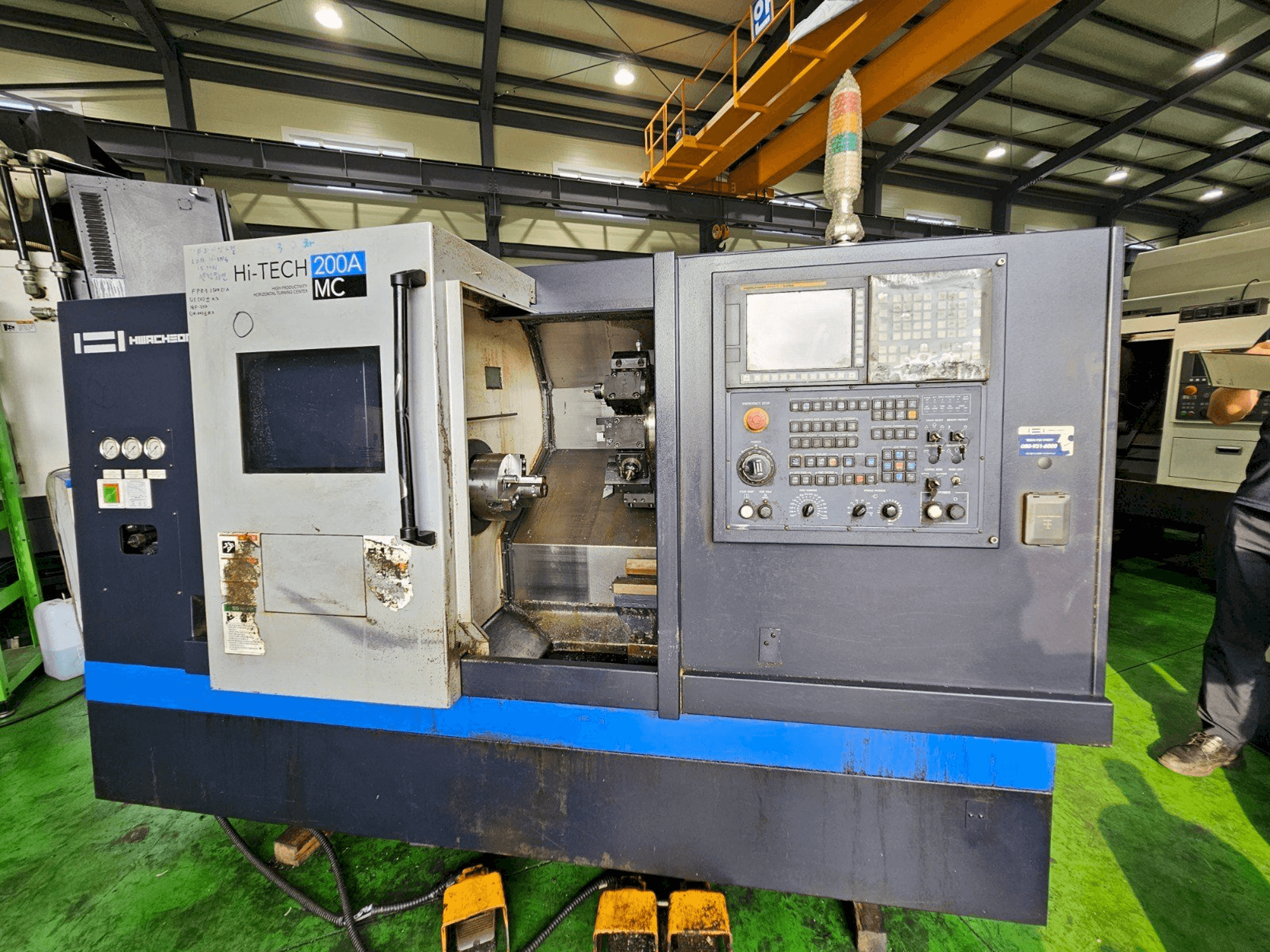 Vue de face de la machine HWACHEON Hi-Tech 200A MC