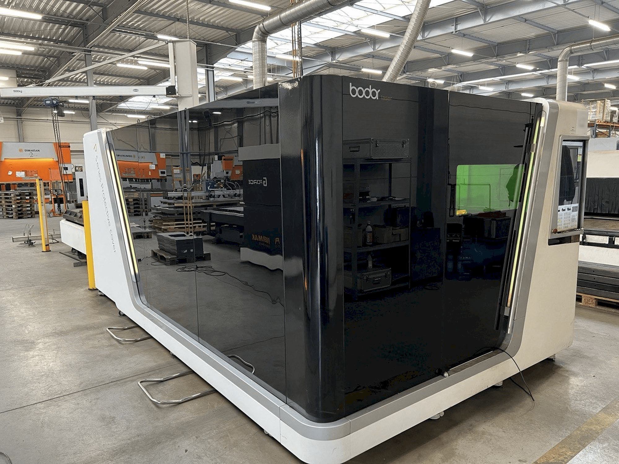 Vue de face de la machine Bodor P3015