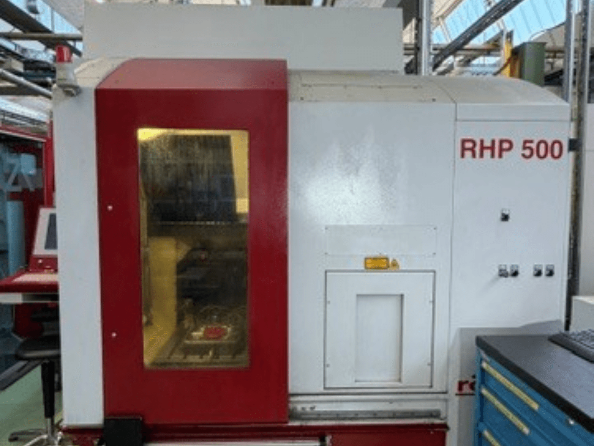 Centre d'usinage vertical Röders TEC RHP 500, vue de face, mettant en évidence le panneau de commande et la vitre transparente permettant de voir l'intérieur.