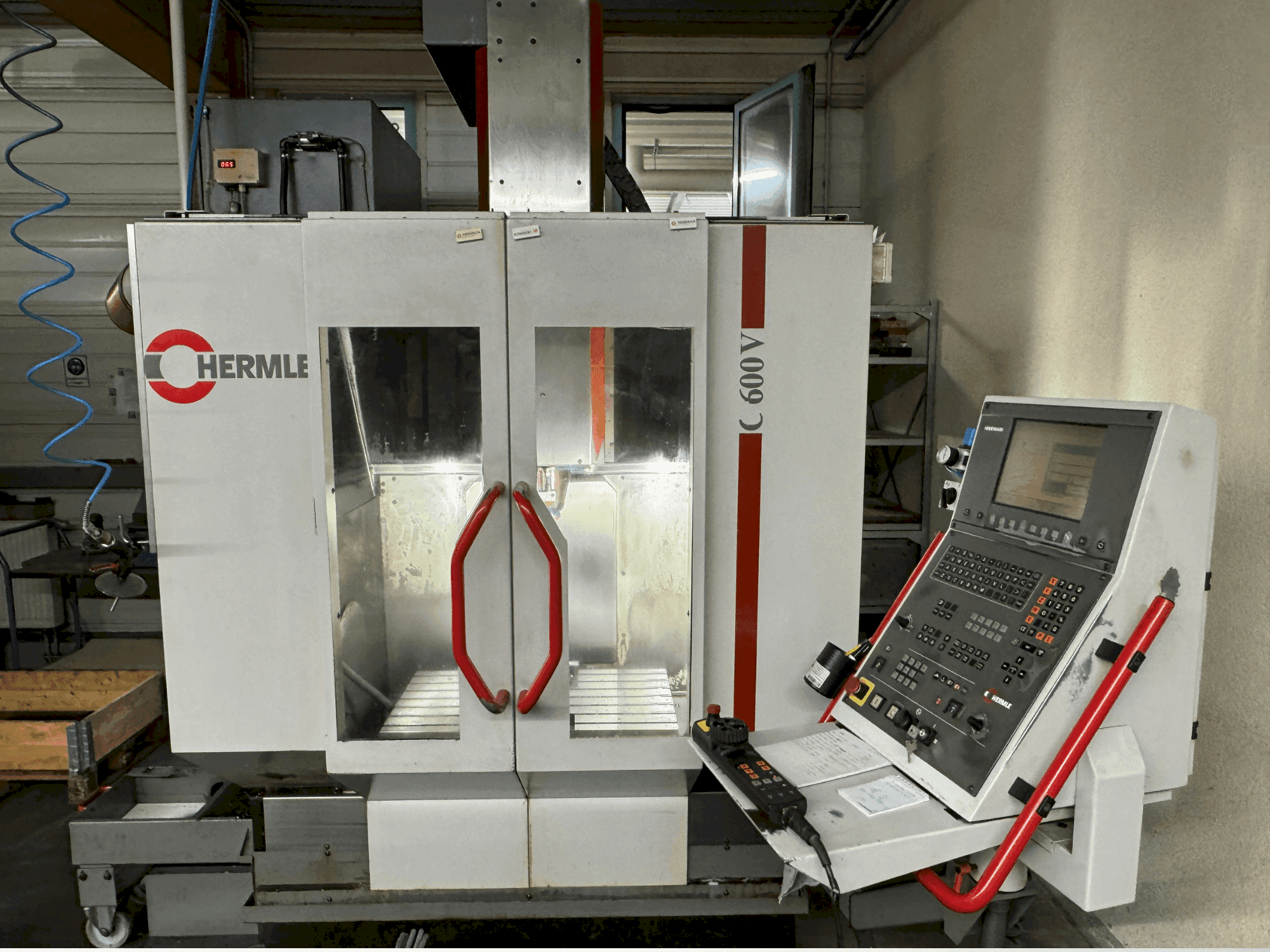 Vue de face de la machine HERMLE C600