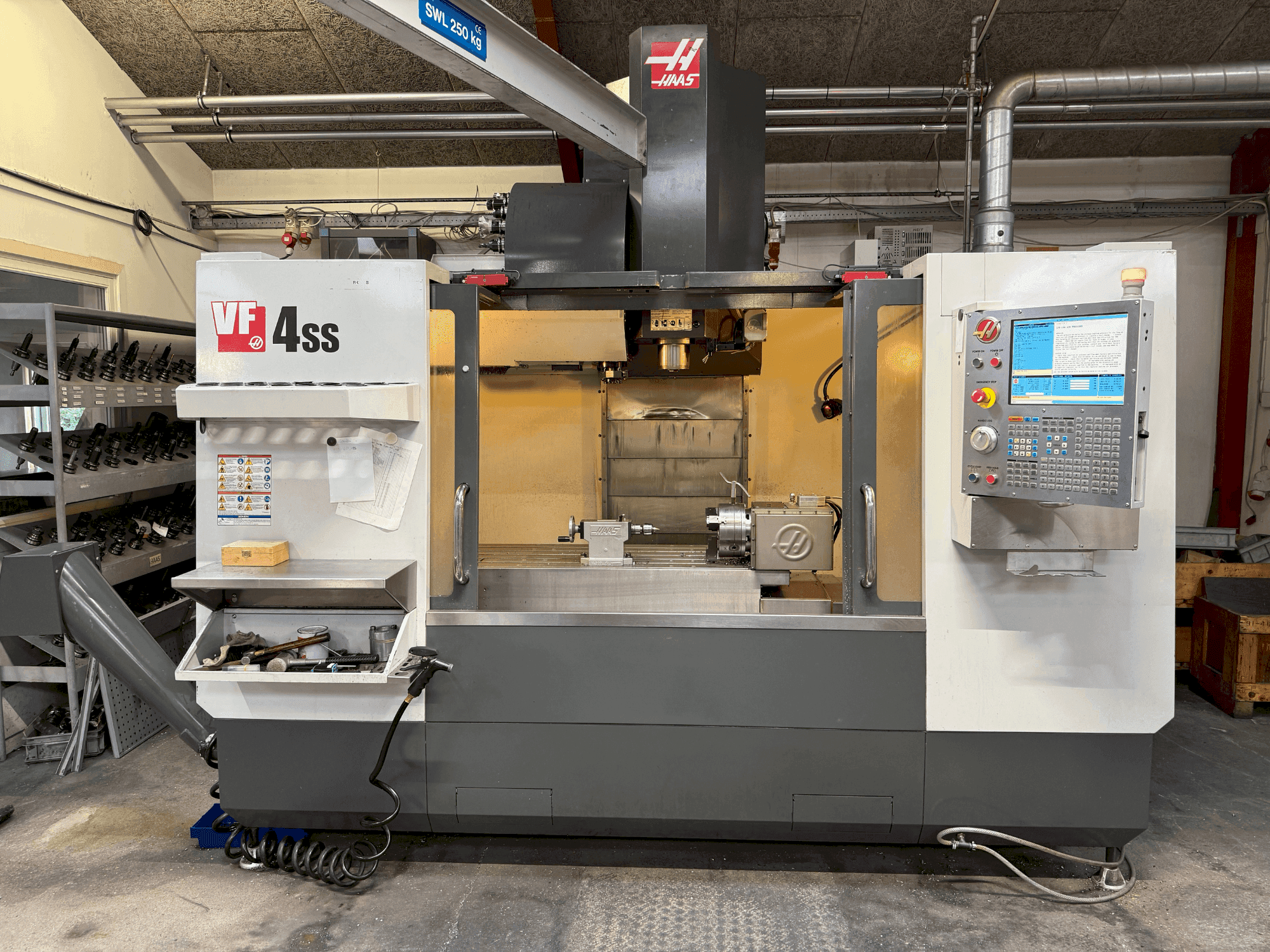Vue de face de la machine HAAS VF-4SS