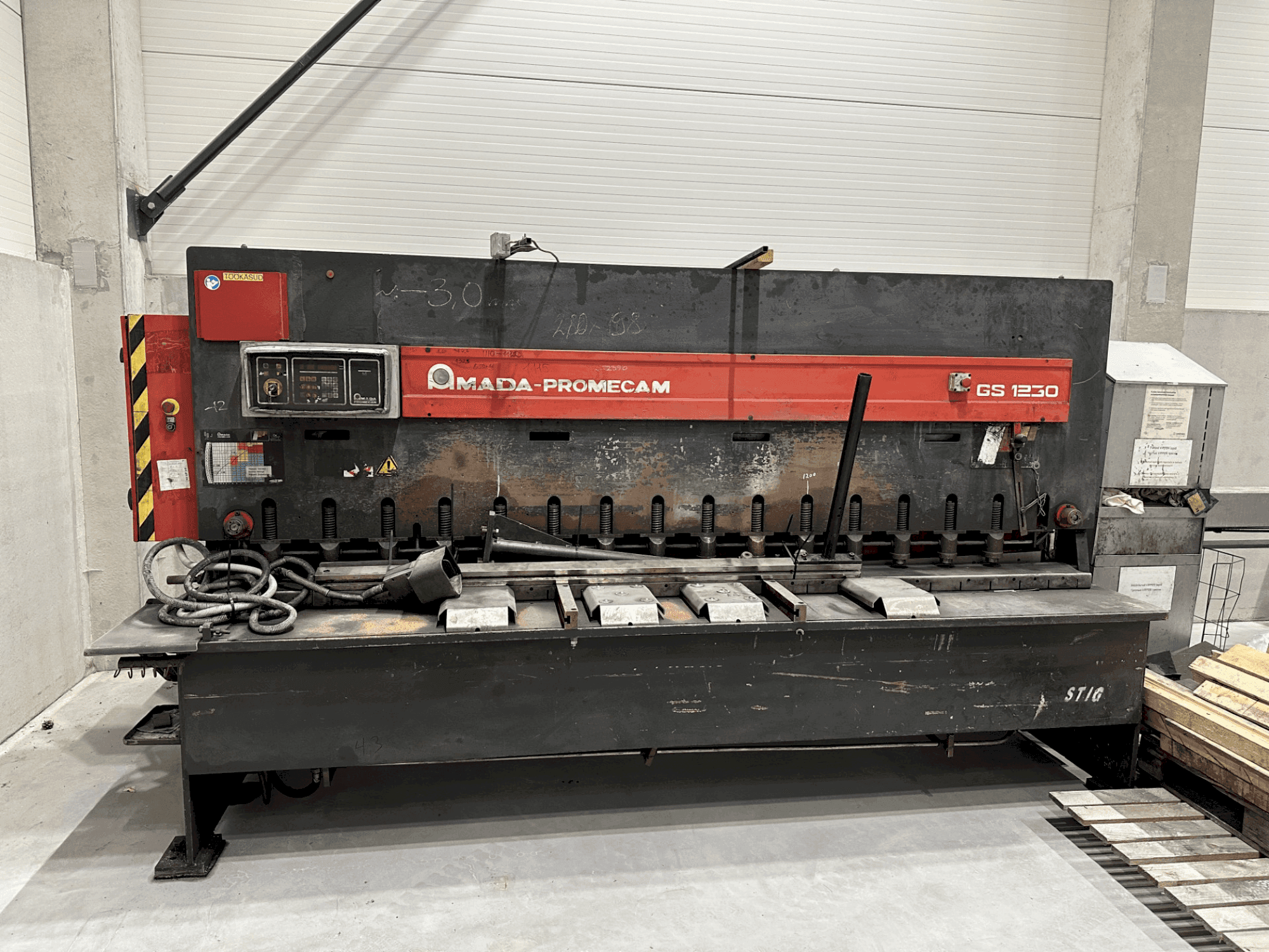 Vue de face de la machine AMADA Promecam GS1230