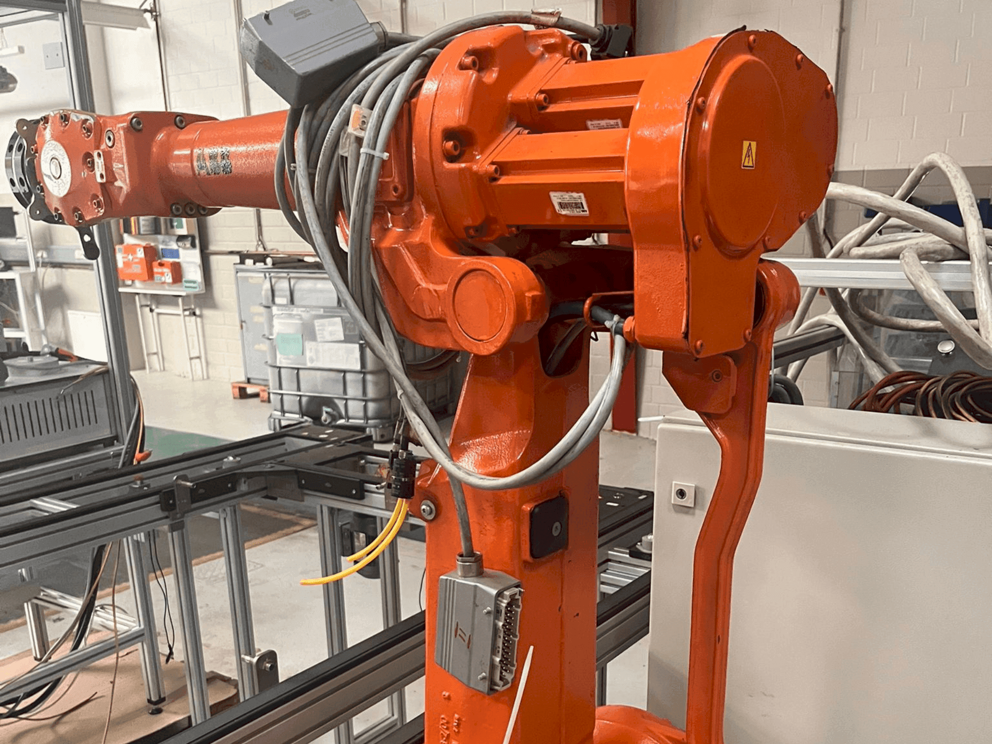 Vue de face de la machine ABB IRB 2400 M2004