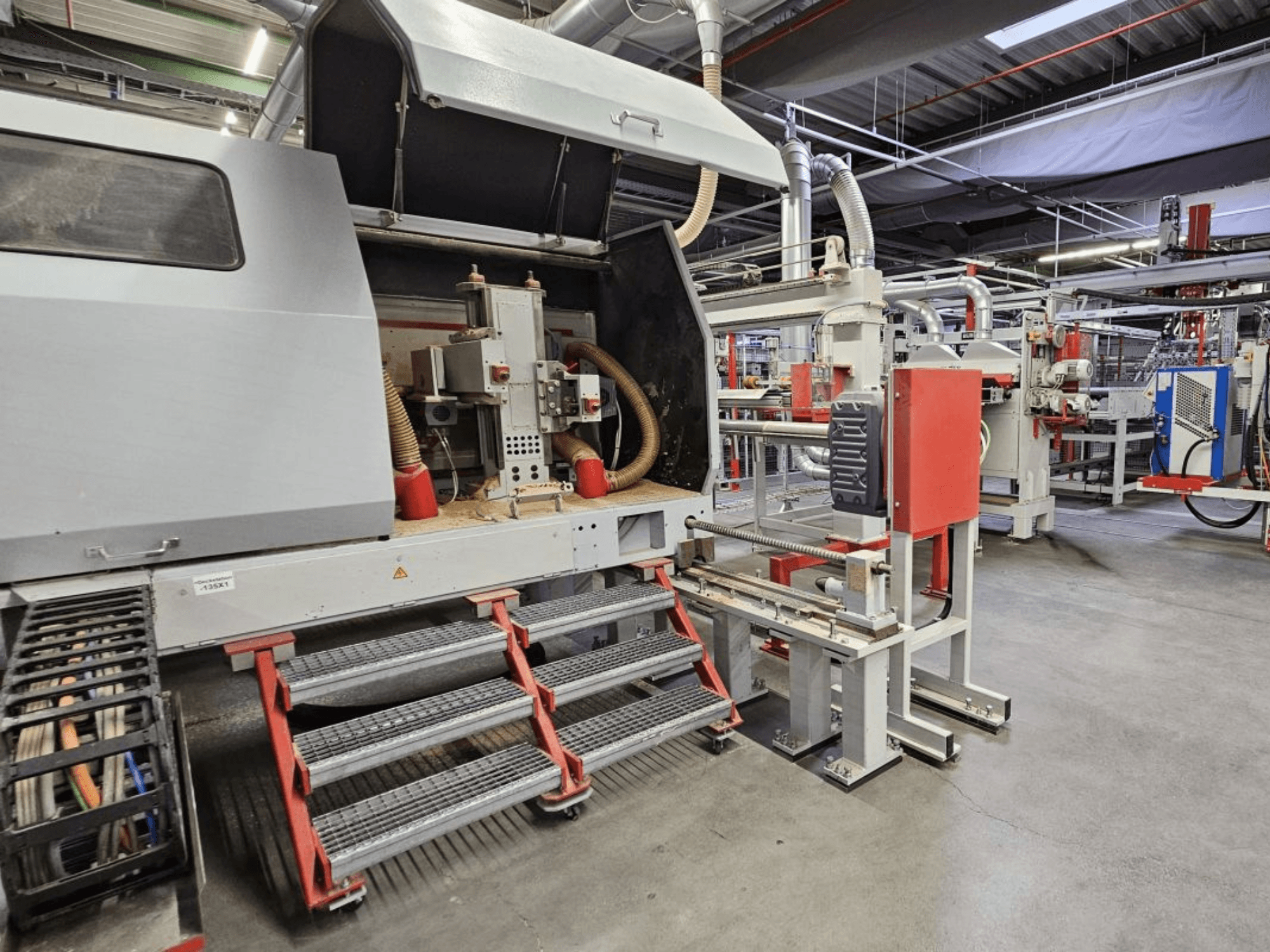 Vue de face de la ligne de production de bois BURKLE Optima 1428/50, avec les étapes et les composants visibles de la machine.