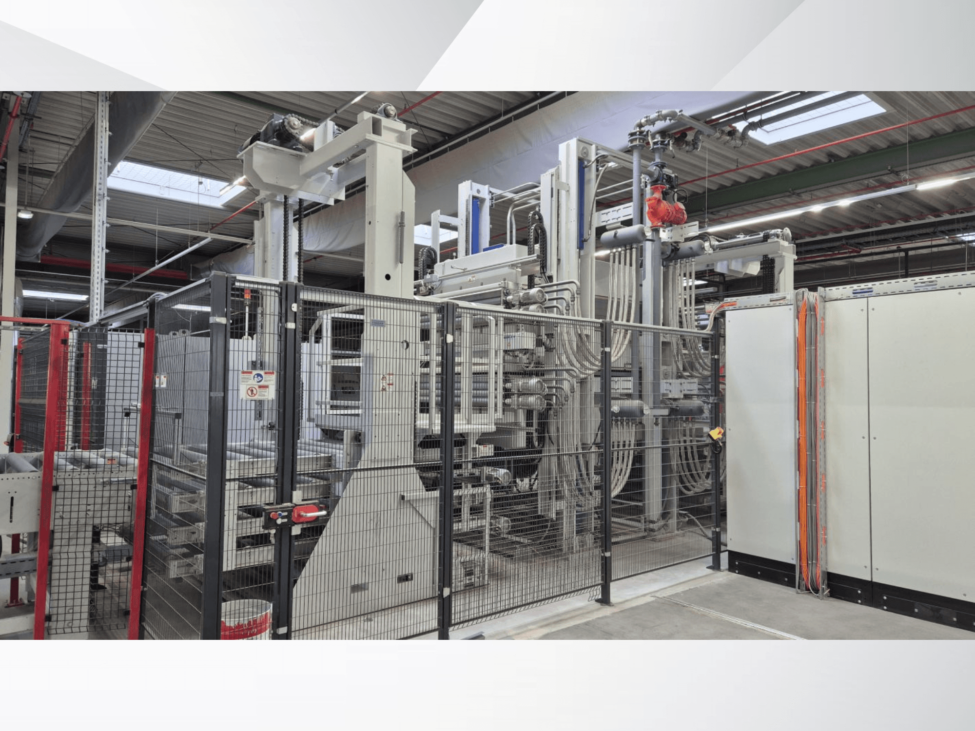 Vue de face de la ligne de production complète BURKLE Optima 1428/50, comprenant des panneaux de contrôle et des machines destinées à la transformation du bois.