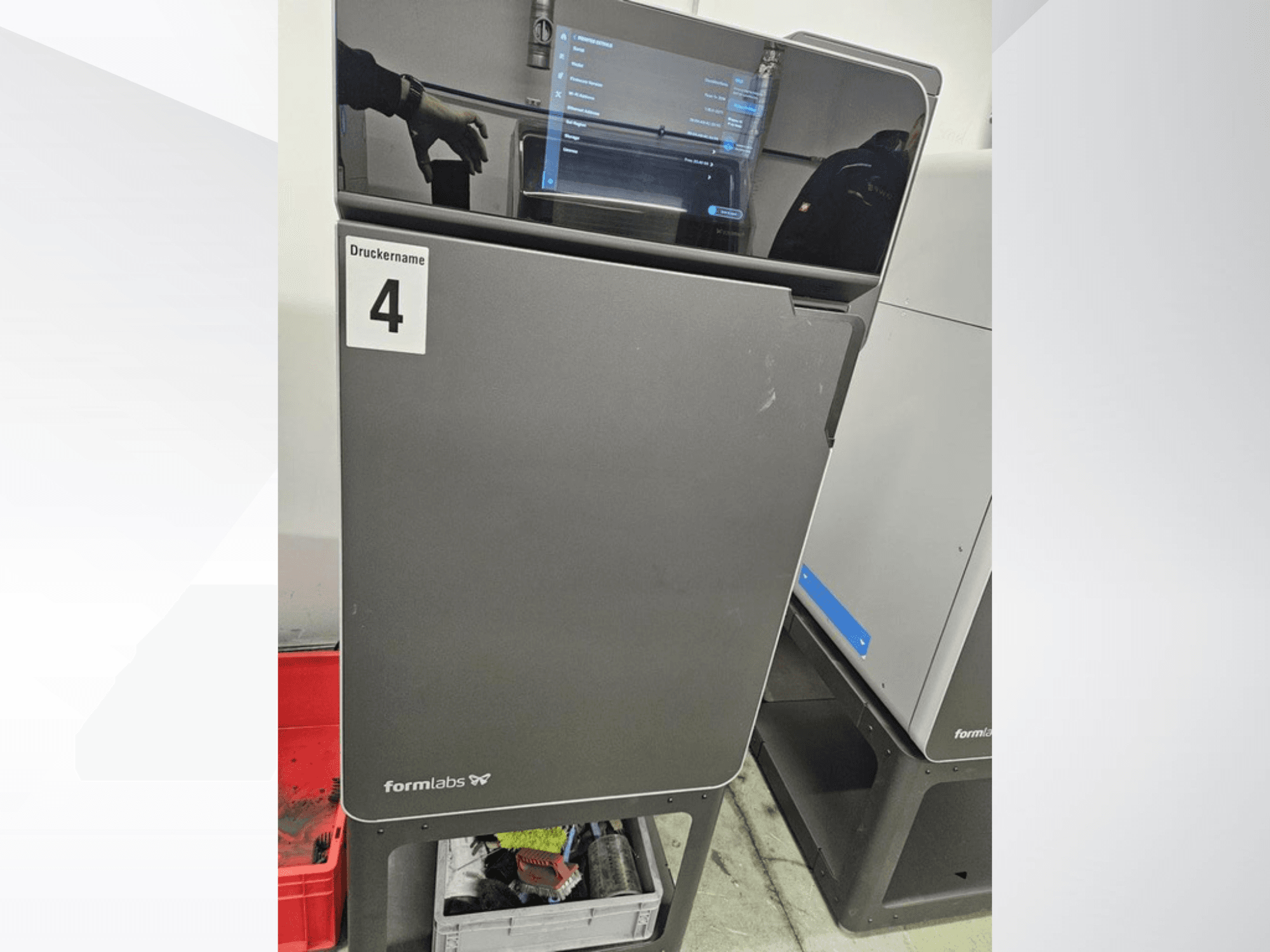 Imprimante 3D FORMLABS Fuse 1+ 30 W pour plastique, vue de face, avec écran tactile et étiquette « Druckname 4 ».