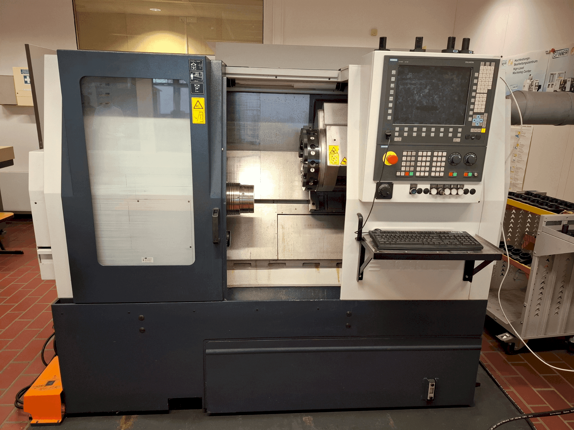 Vue de face de la machine SPINNER TC 400 52 MC