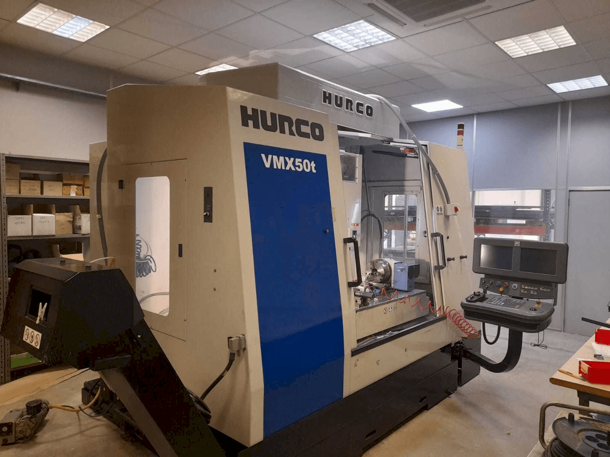 Vue de face de la machine Hurco VMX50T