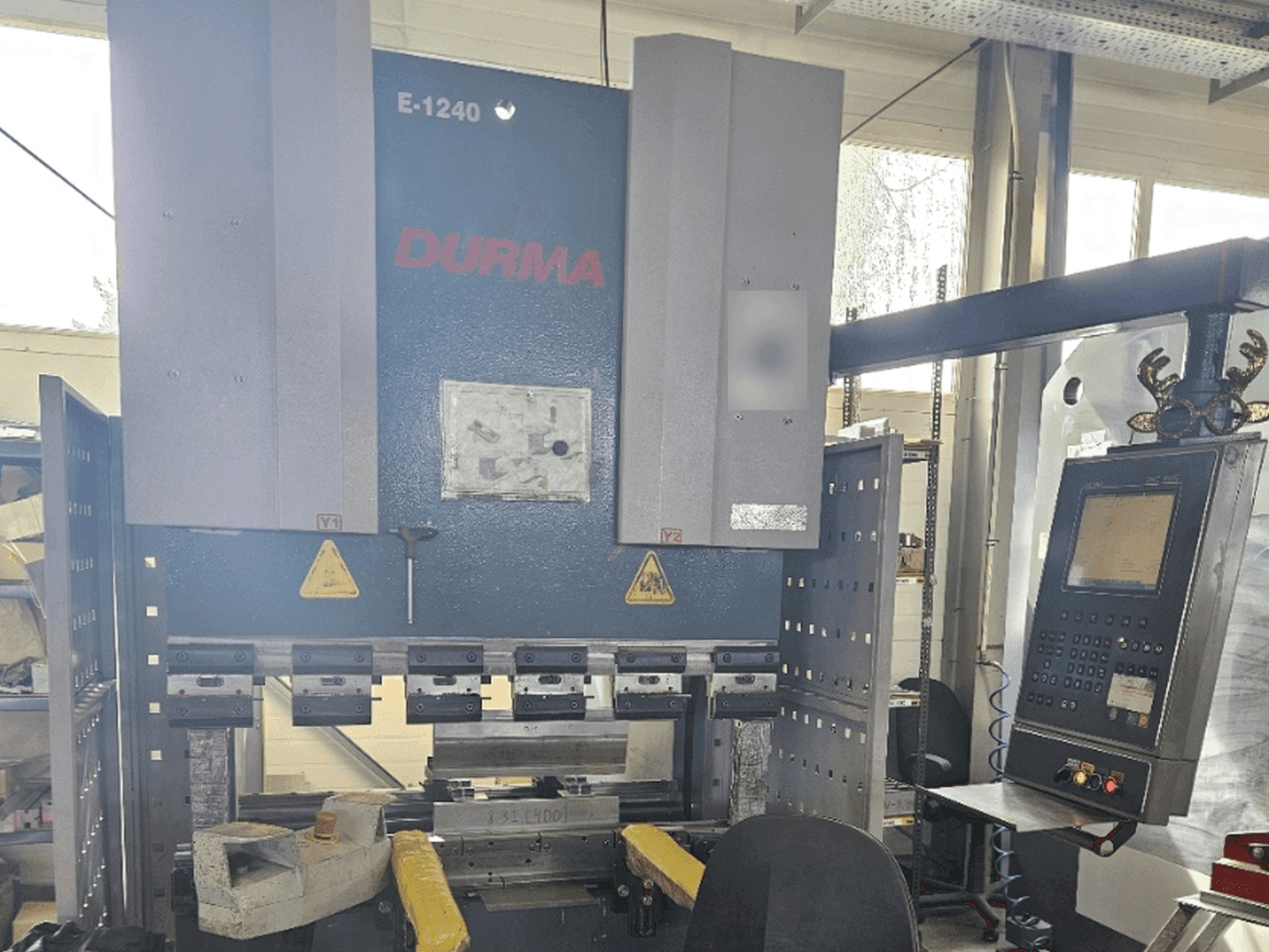 Vue de face de la machine Durma E 1240