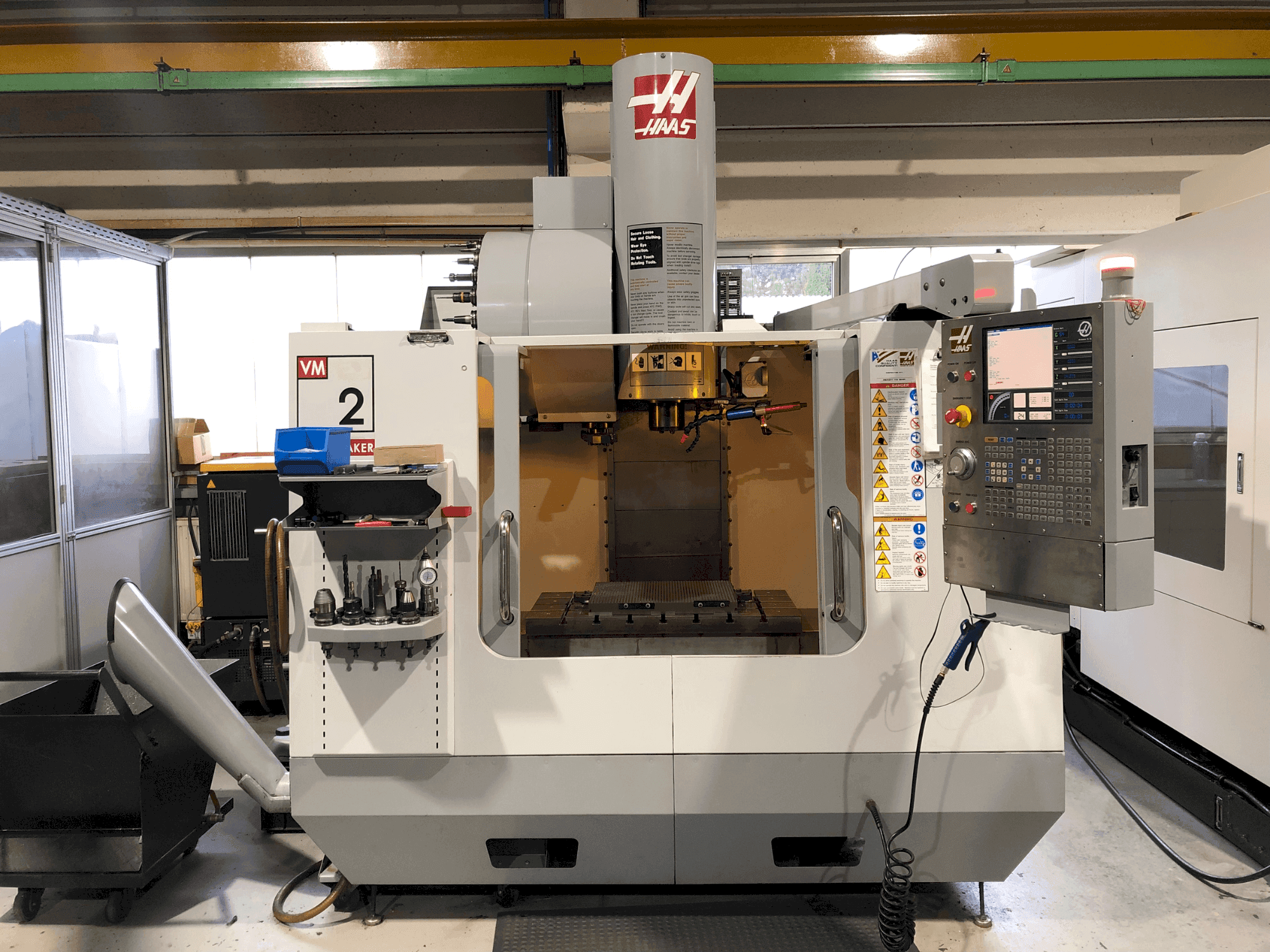 Vue de face de la machine HAAS VM-2HF
