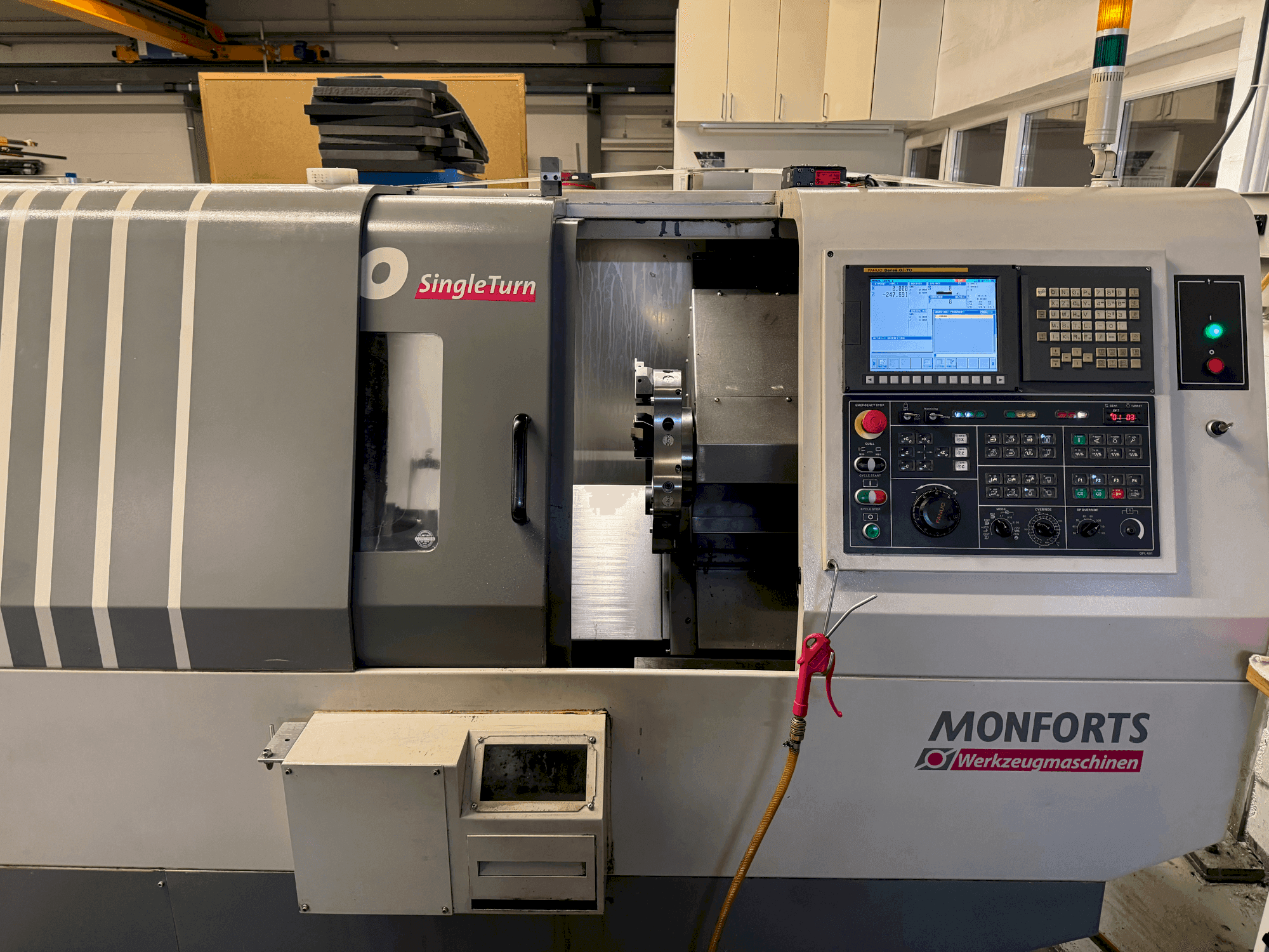 Vue de face de la machine Monforts TNC 300 SingleTurn
