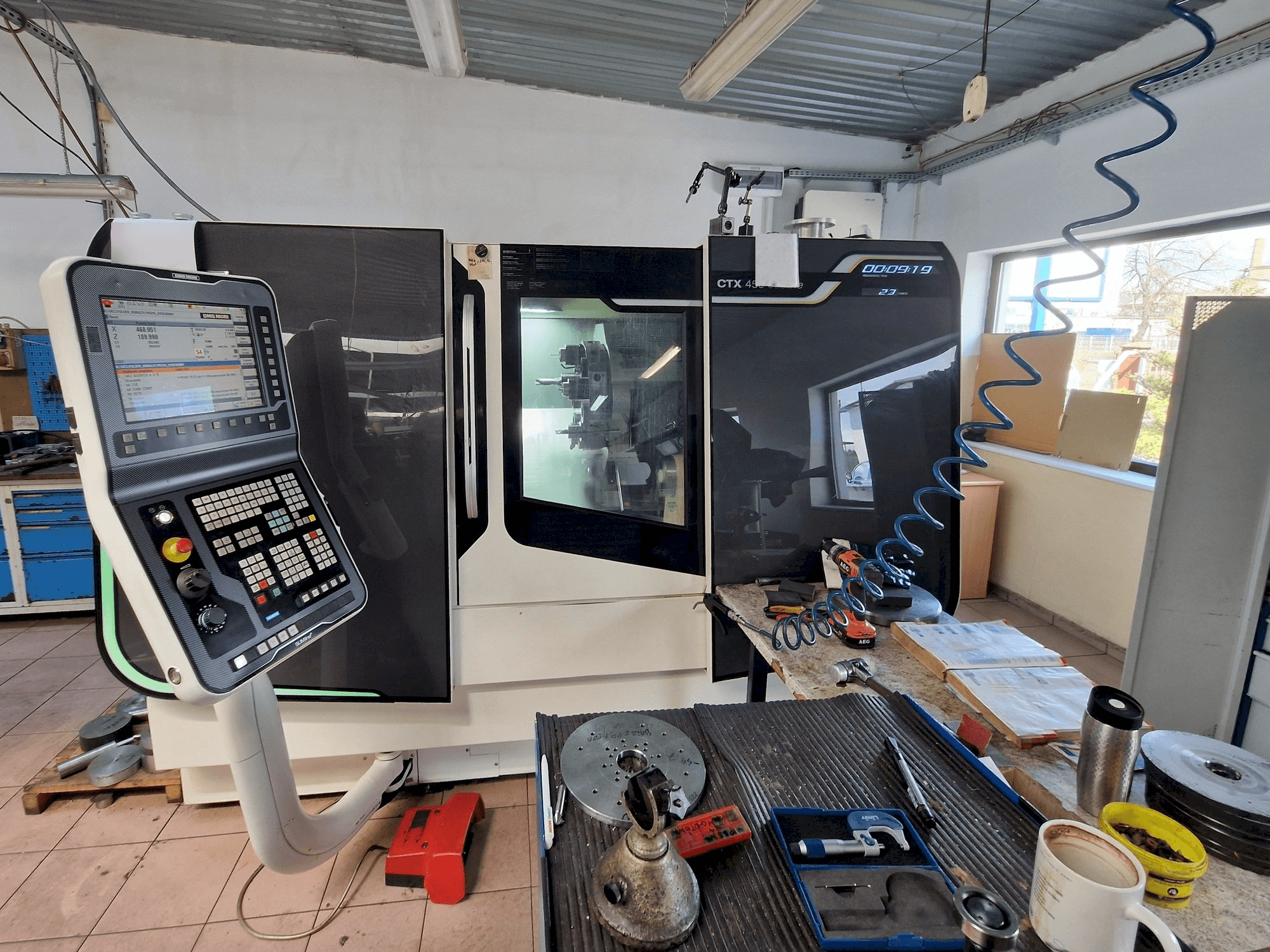 Vue de face de la machine DMG MORI CTX 450 ecoline