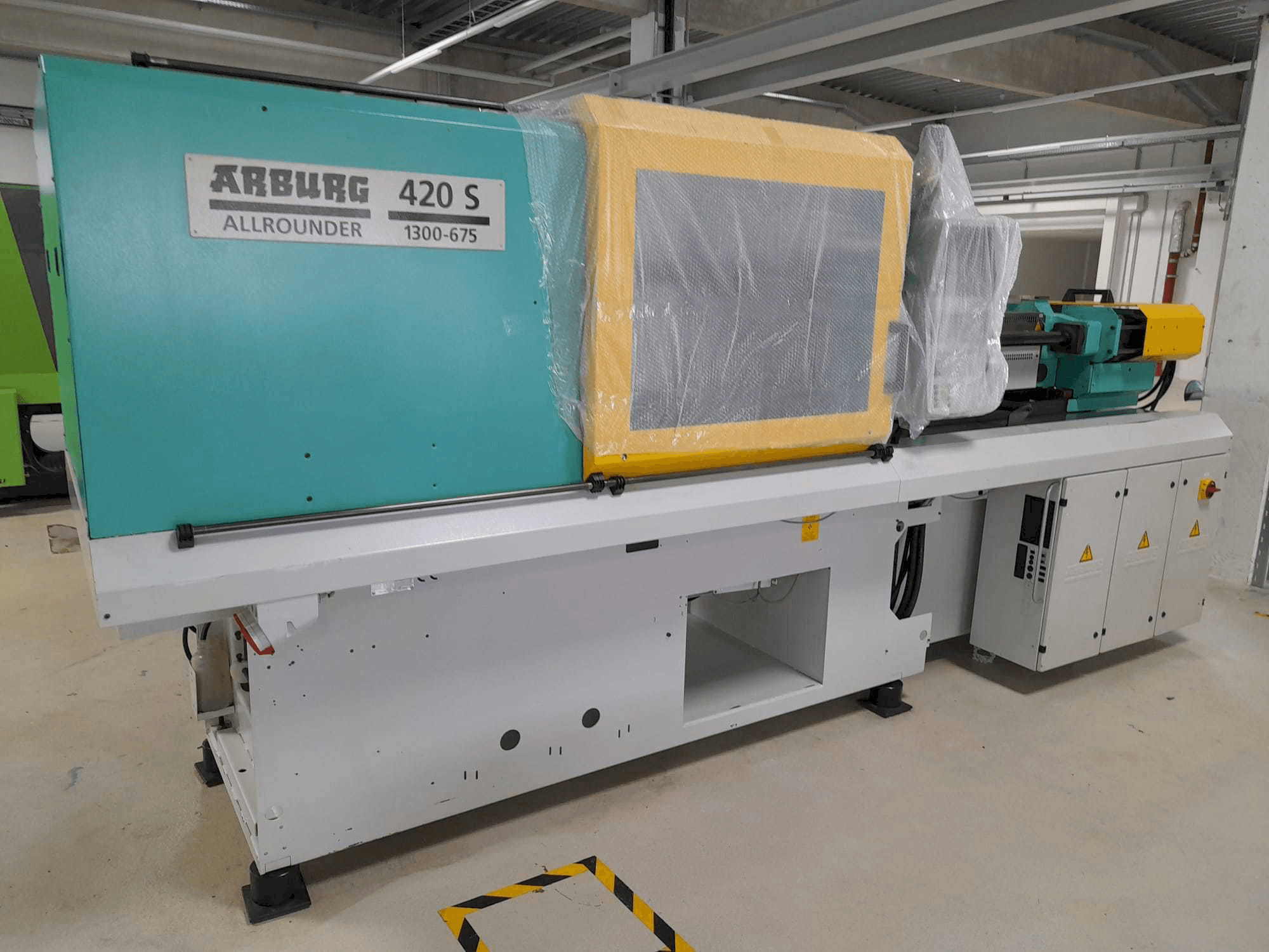 Vue de face de la machine Arburg Allrounder 420S 1300-675