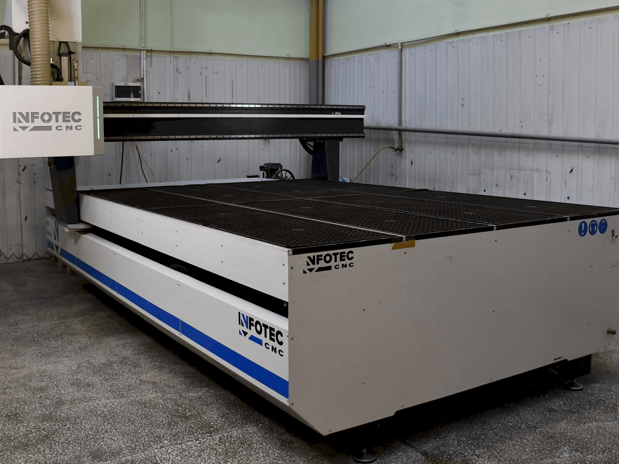 Vue de face de la machine INFOTEC 3121 E