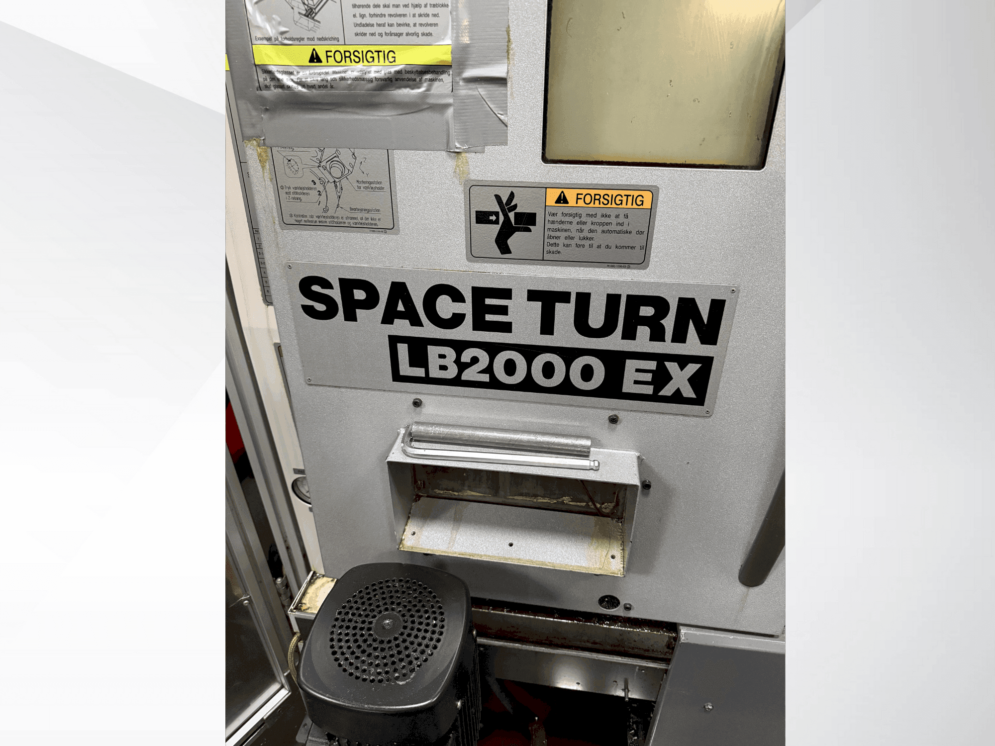 Vue de face de la machine Okuma Space Turn LB2000 EX