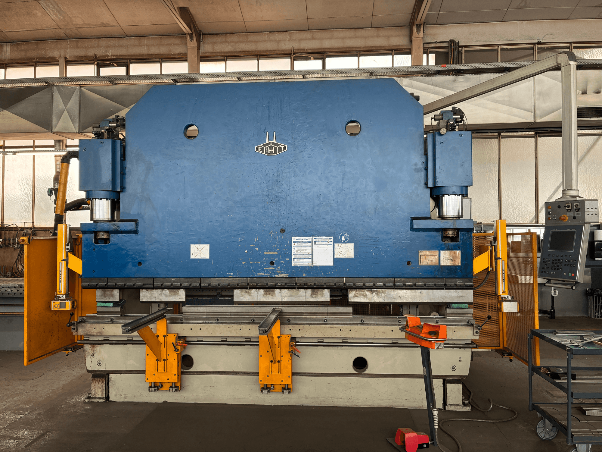 Centre d'usinage vertical Bridgeport VMC 1000 22, vue de face montrant le boîtier bleu, le panneau de commande et les composants opérationnels.