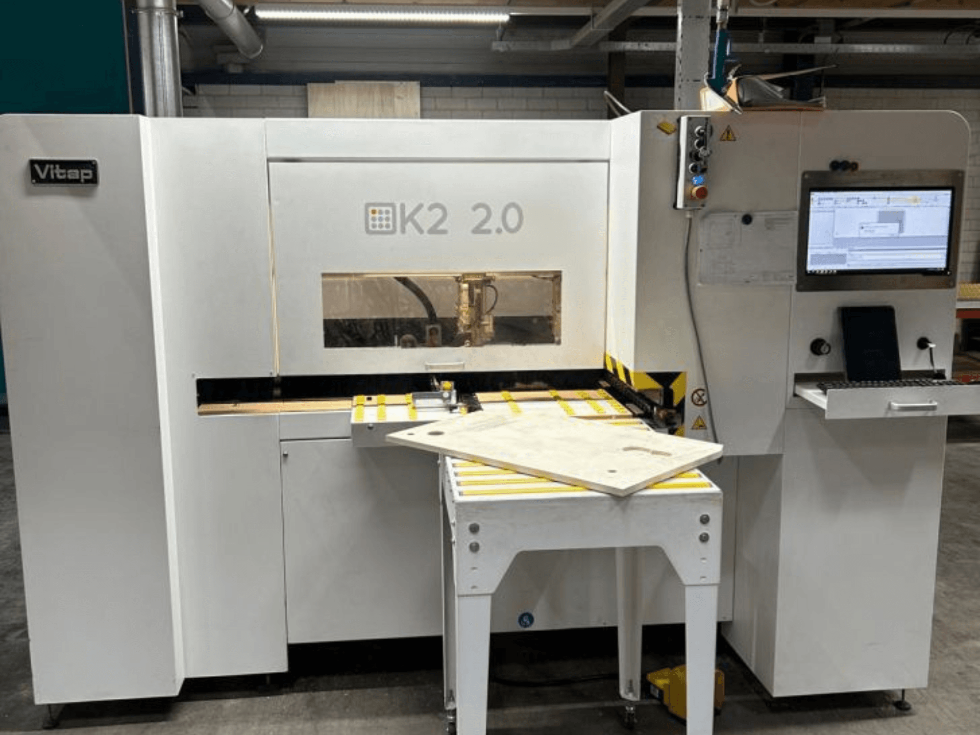 Centre d'usinage CNC VITAP Point K2 2.0, vue de face, montrant le panneau de commande, la surface de travail et les dispositifs de sécurité.