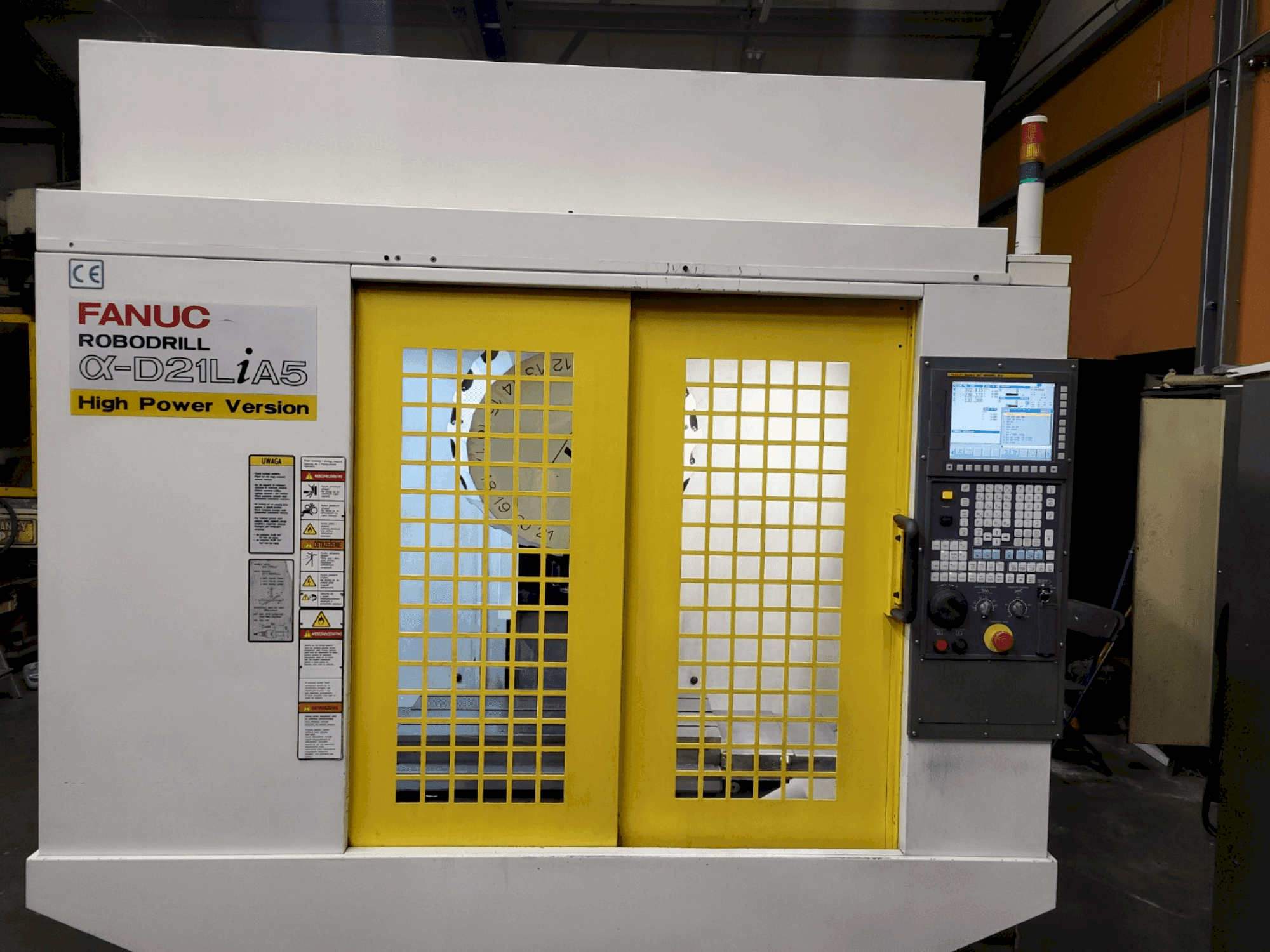 Vue de face de la machine FANUC Robodrill α-D21LiA5