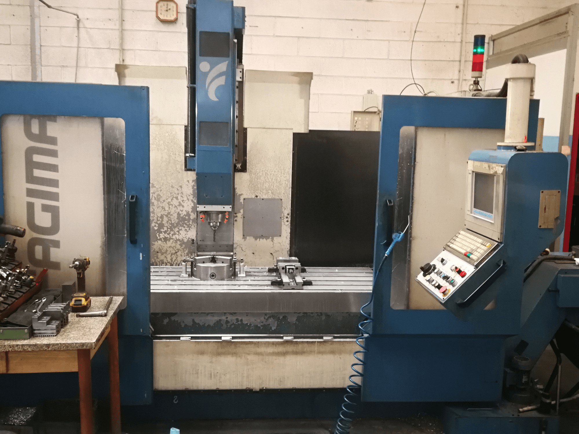 Centre d'usinage vertical Fagima FAST 160 en vue frontale, présentant le panneau de commande, la table de travail et les détails de la machine.