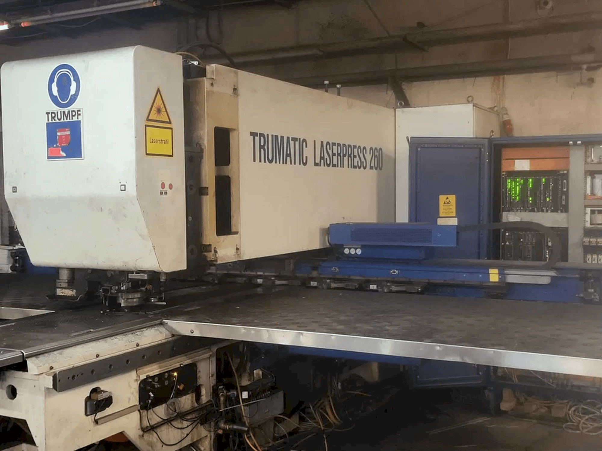 Vue de face de la machine Trumpf Trumatic 260
