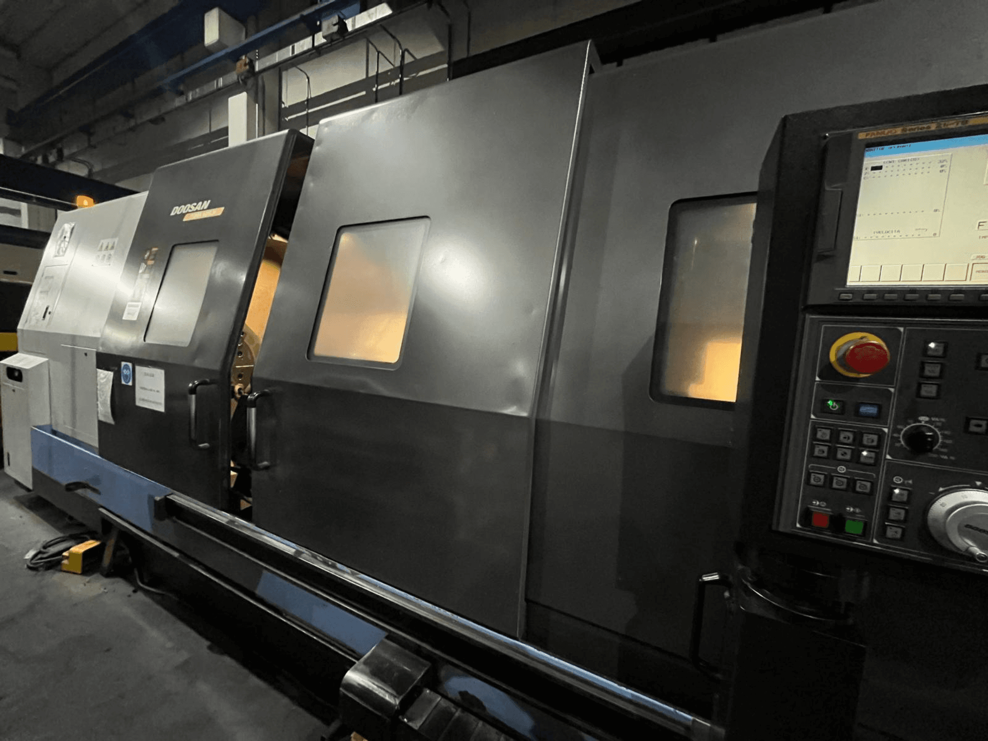 Tour à commande numérique Doosan vu de face, avec panneau de commande et interface opérateur à affichage numérique visible et boutons.