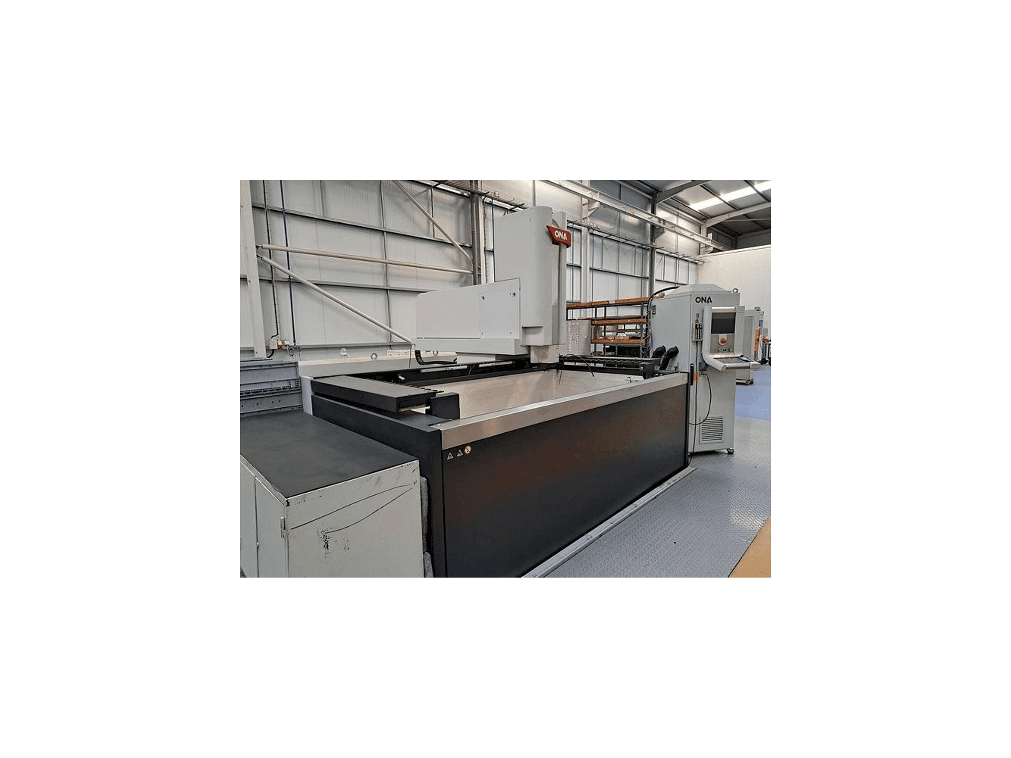 Vue de face de la machine ONA QX8 B1 L