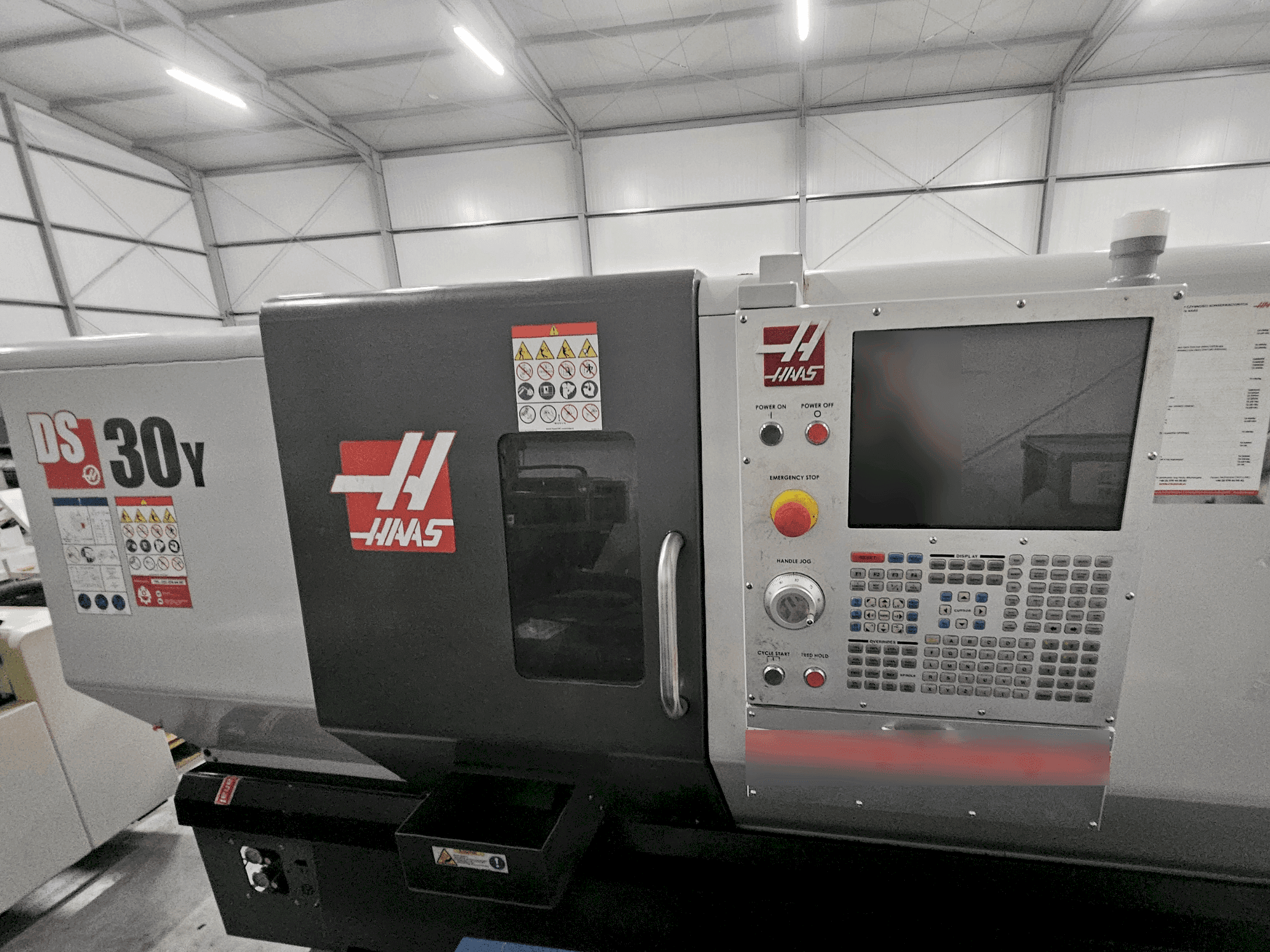 Vue de face de la machine HAAS DS-30Y