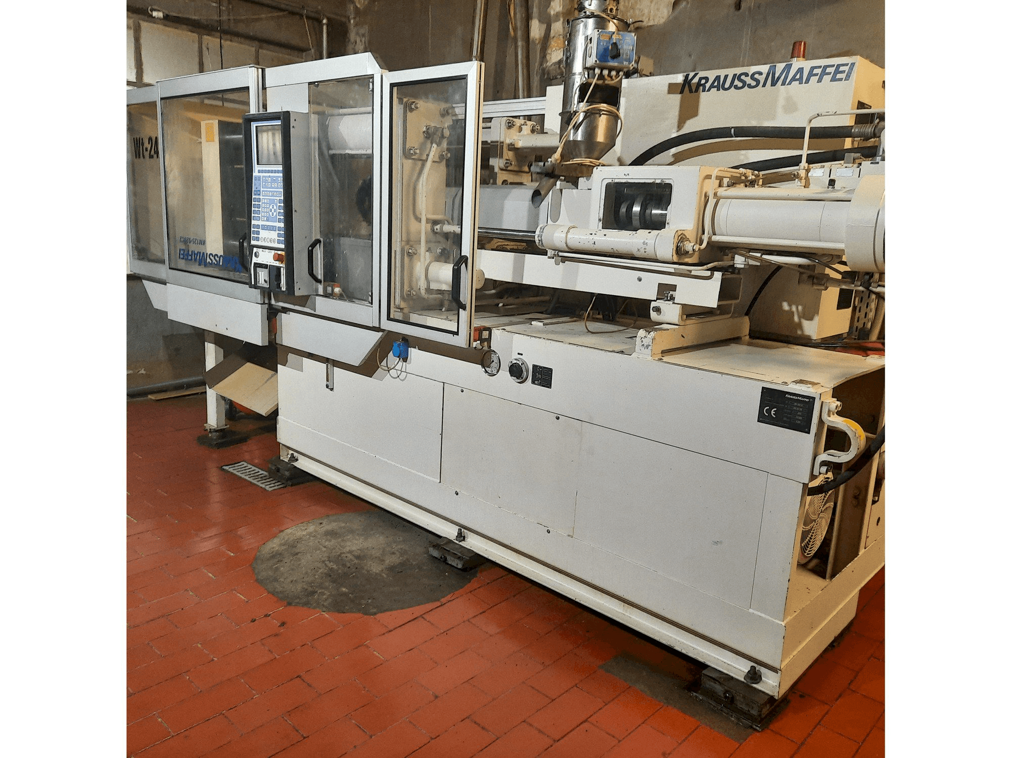 Vue de face de la machine Krauss Maffei KM 125-520 C2