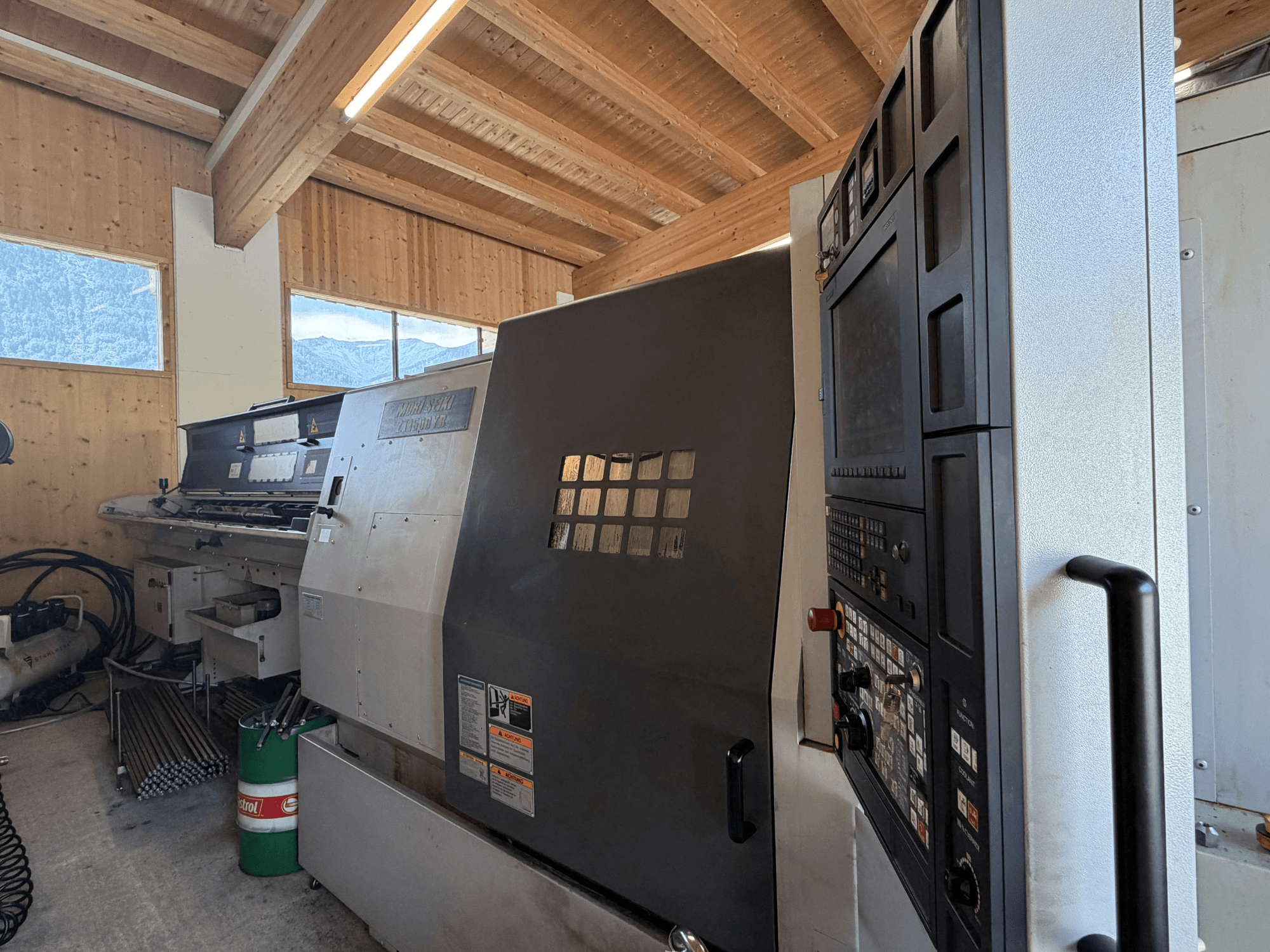 Centre de tournage-fraisage MORI SEIKI ZT1500YB dans un atelier, vue de profil montrant le panneau de commande et les caractéristiques de la machine.