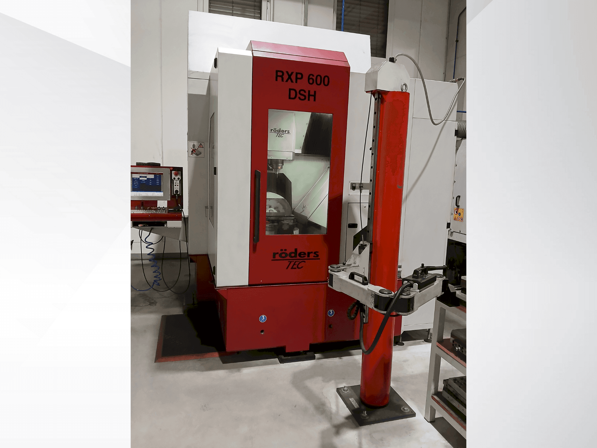 Vue de face de la machine Röders TEC RXP 600 DSH