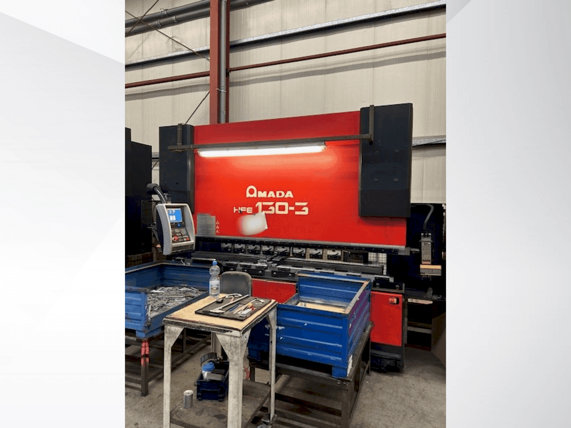 Vue de face de la machine AMADA HFE 130-3