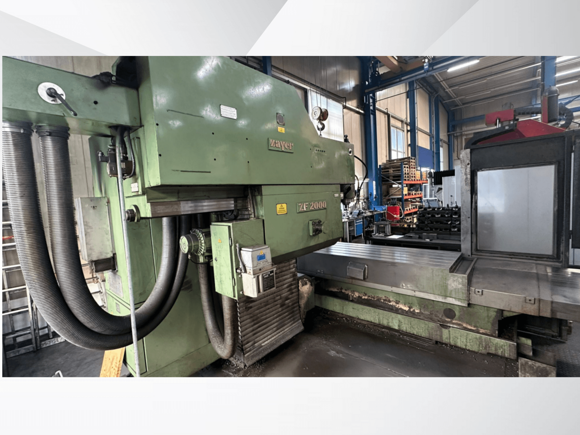 Fraiseuse Zayer ZF 2000 en vert, vue latérale montrant le panneau de commande et le grand banc de fraisage avec les tuyaux attachés.