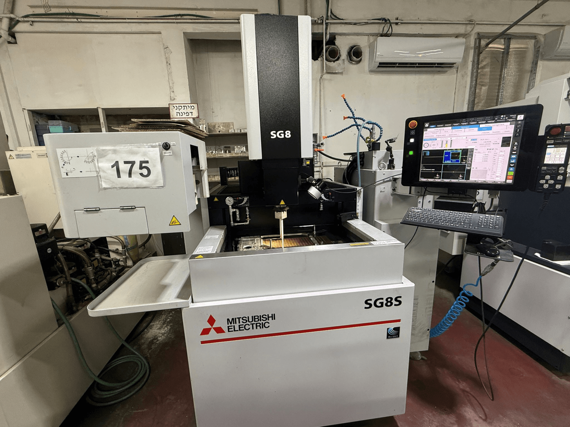 Machine d'électroérosion par enfonçage Mitsubishi SG8S, vue de face avec moniteur et panneau de commande visibles ; la zone de travail montre la configuration de l'outil.