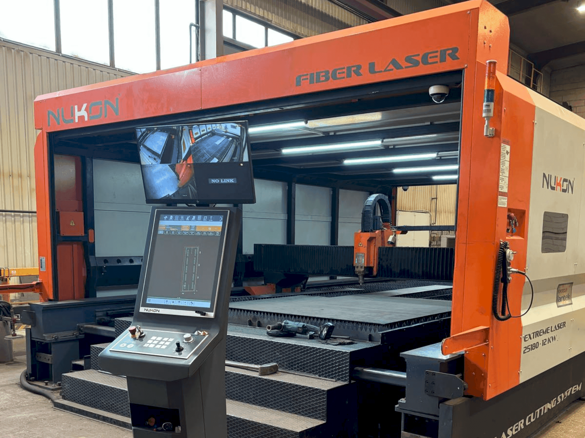 Vue de face de la machine NUKON Fiber Laser Extreme 30250