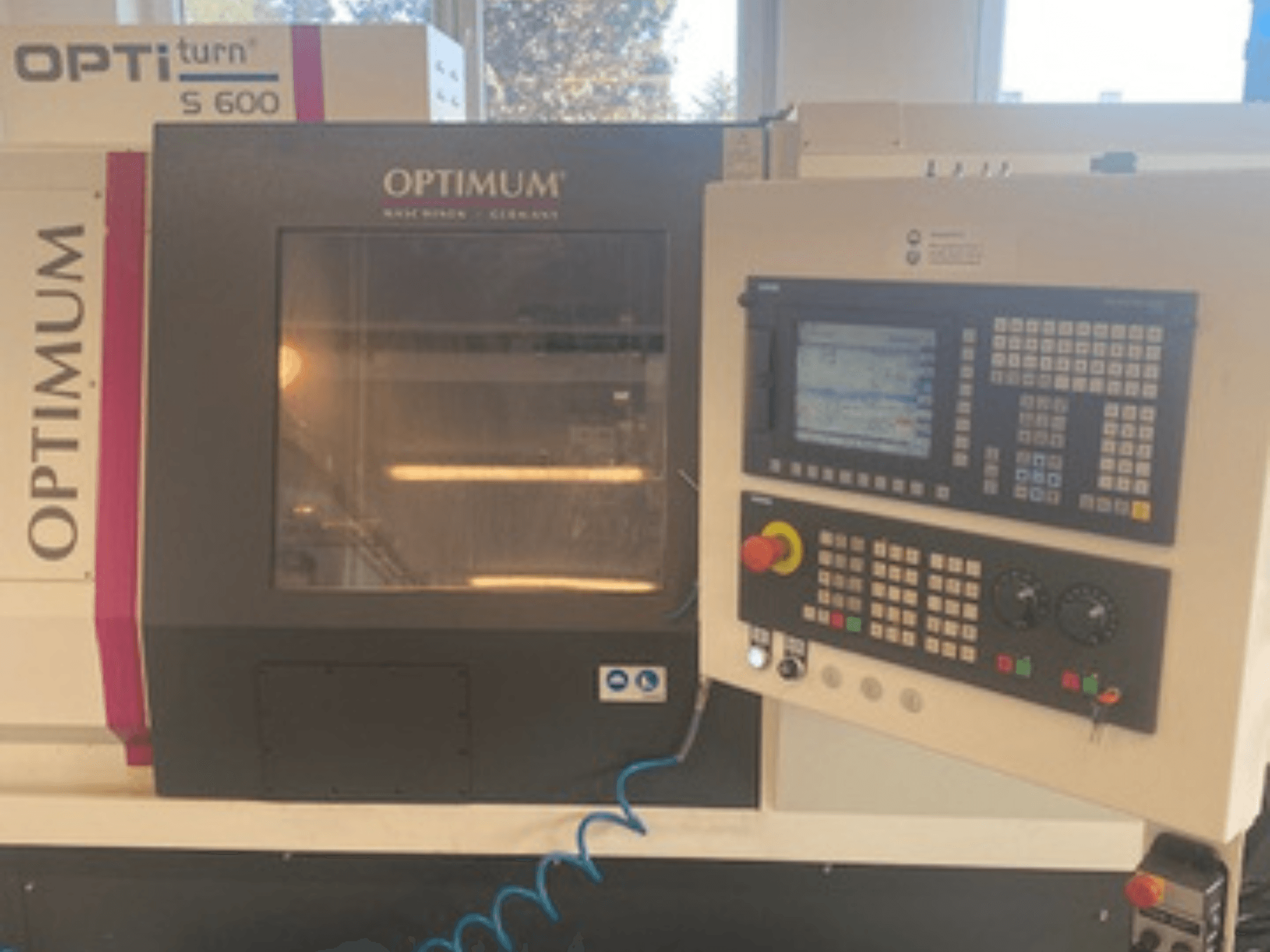 Tour horizontal Optimum OPTIturn S 600, vue de face montrant le panneau de commande et l'écran d'affichage.