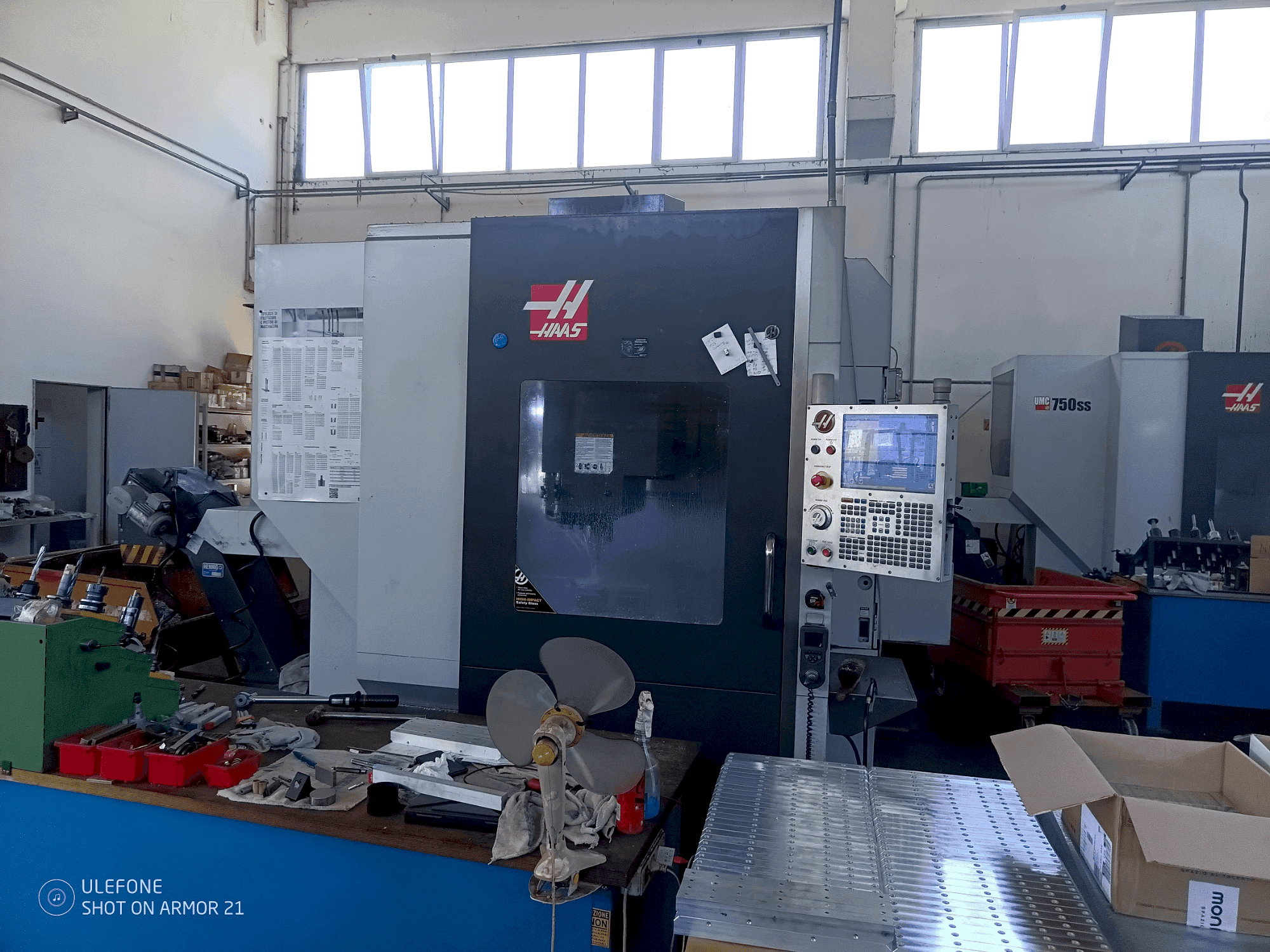 Vue de face de la machine HAAS UMC 750SS