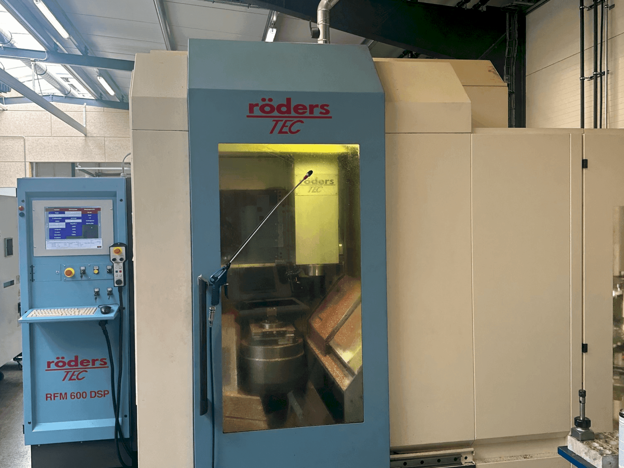 Vue de face de la machine Roders RFM 600 DSP