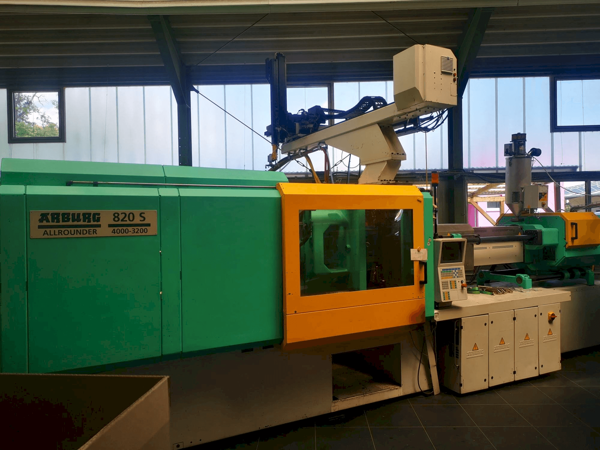 Vue de face de la machine Arburg 820S 4000 / 3200