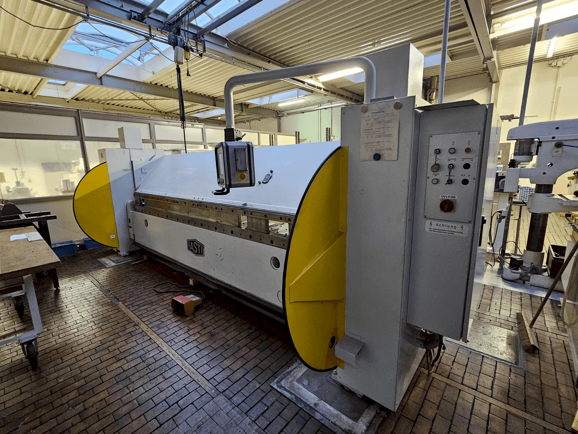 Vue de face de la machine SCHRODER-FASTI 215-40-4