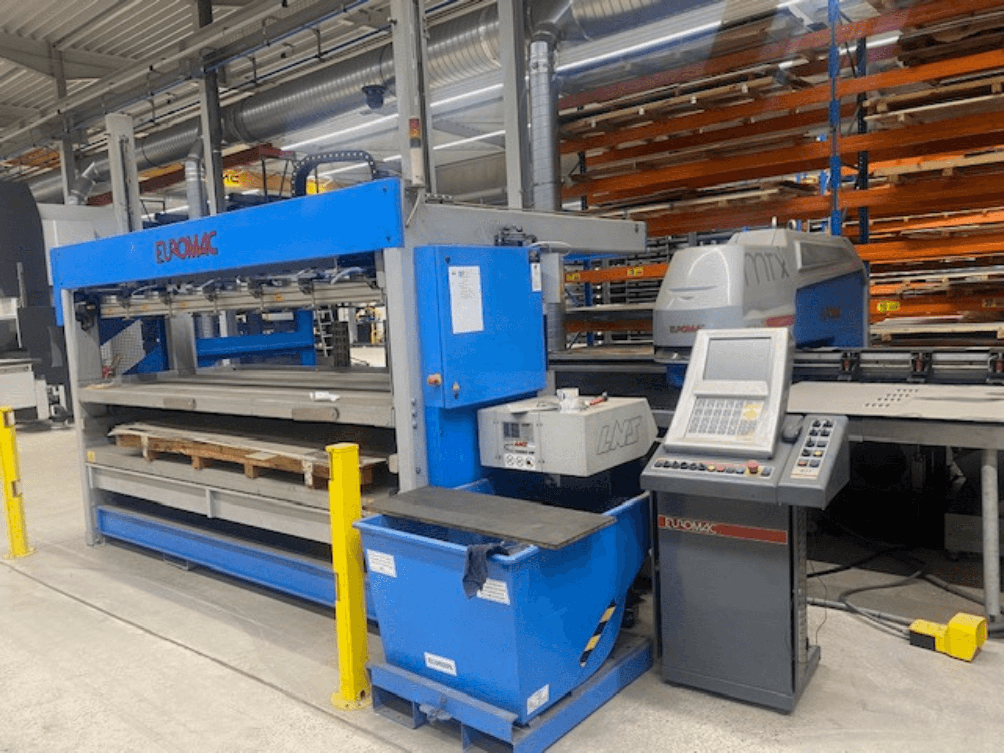 Poinçonneuse CNC Euromac MTX FLEX 12, vue de face montrant le panneau de commande, les palettes et les dispositifs de sécurité.