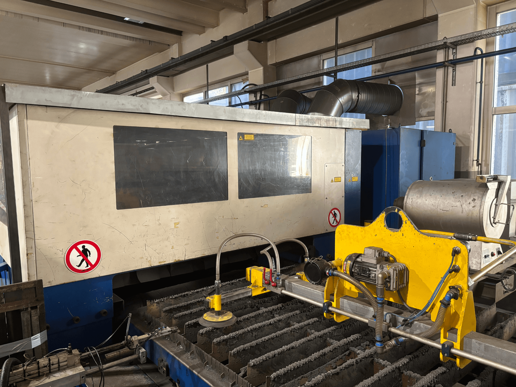 Machine de découpe laser CO2 TRUMPF Trumatic L3030, vue de face présentant l'interface de commande et les détails de la surface de découpe.