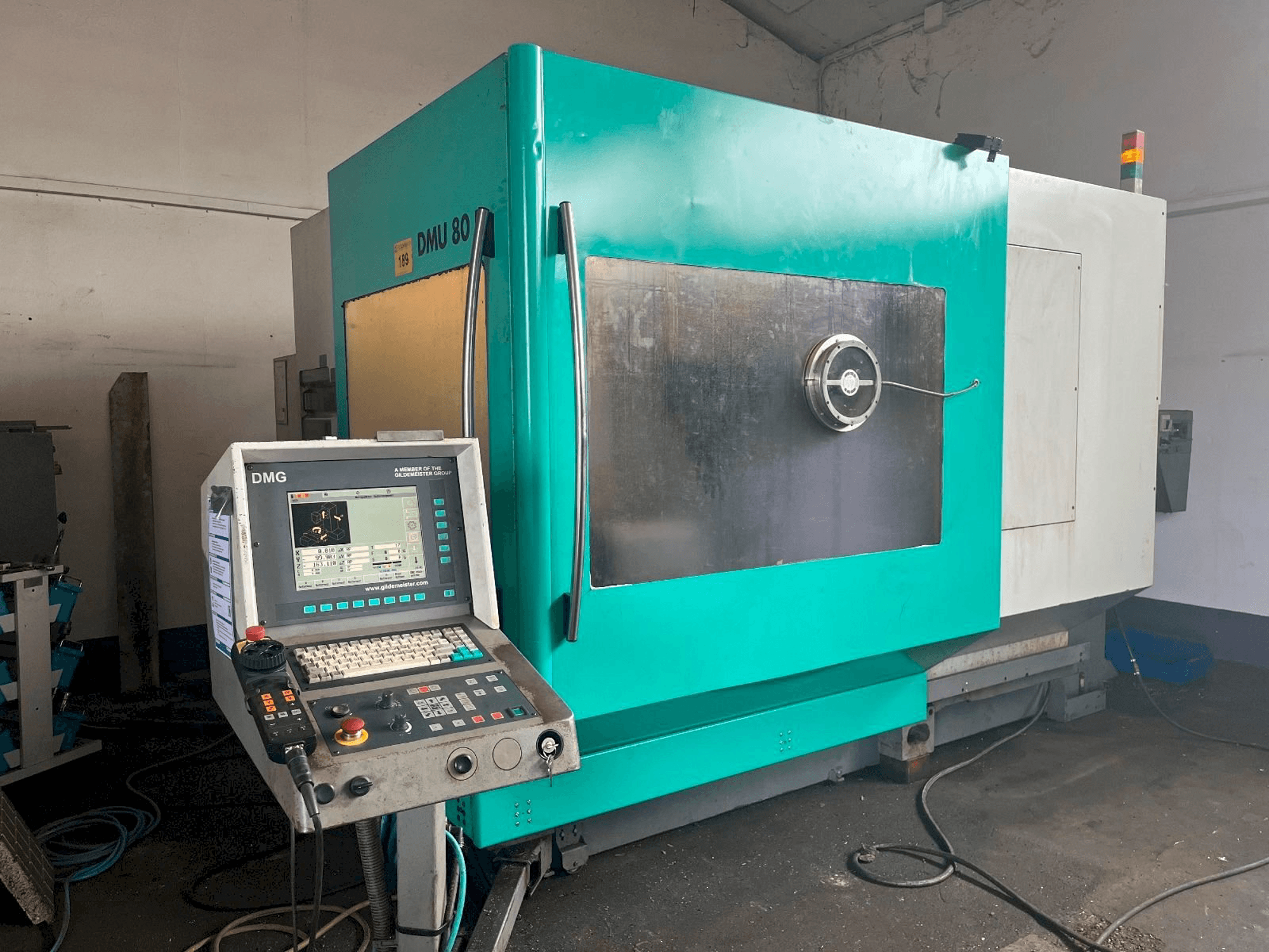 Vue de face de la machine DMG Deckel Maho DMU 80 P