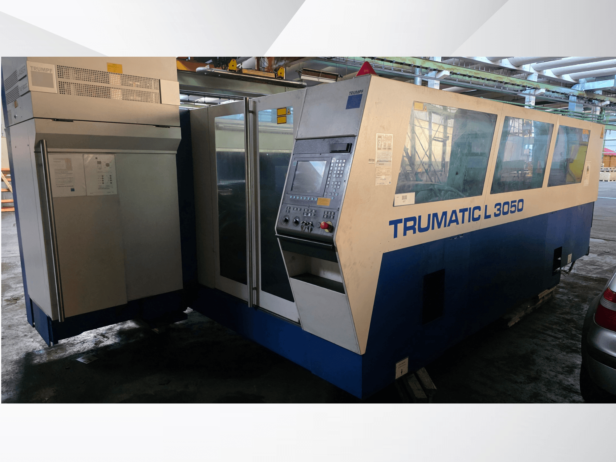 TRUMPF Machine de découpe laser CO2 Trumatic L 3050, vue de face, avec panneau de commande et grandes fenêtres en verre.